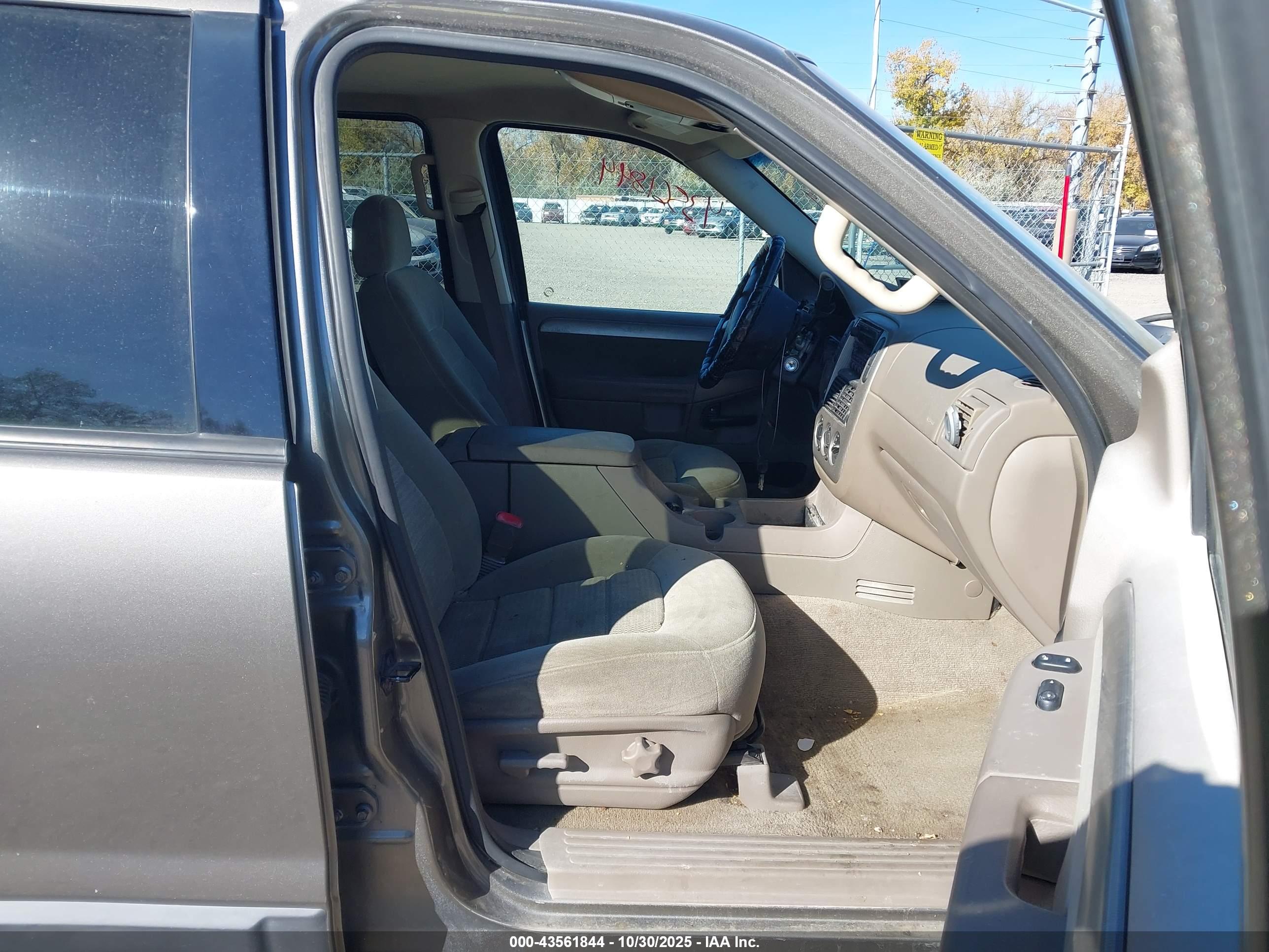 FORD EXPLORER image 5