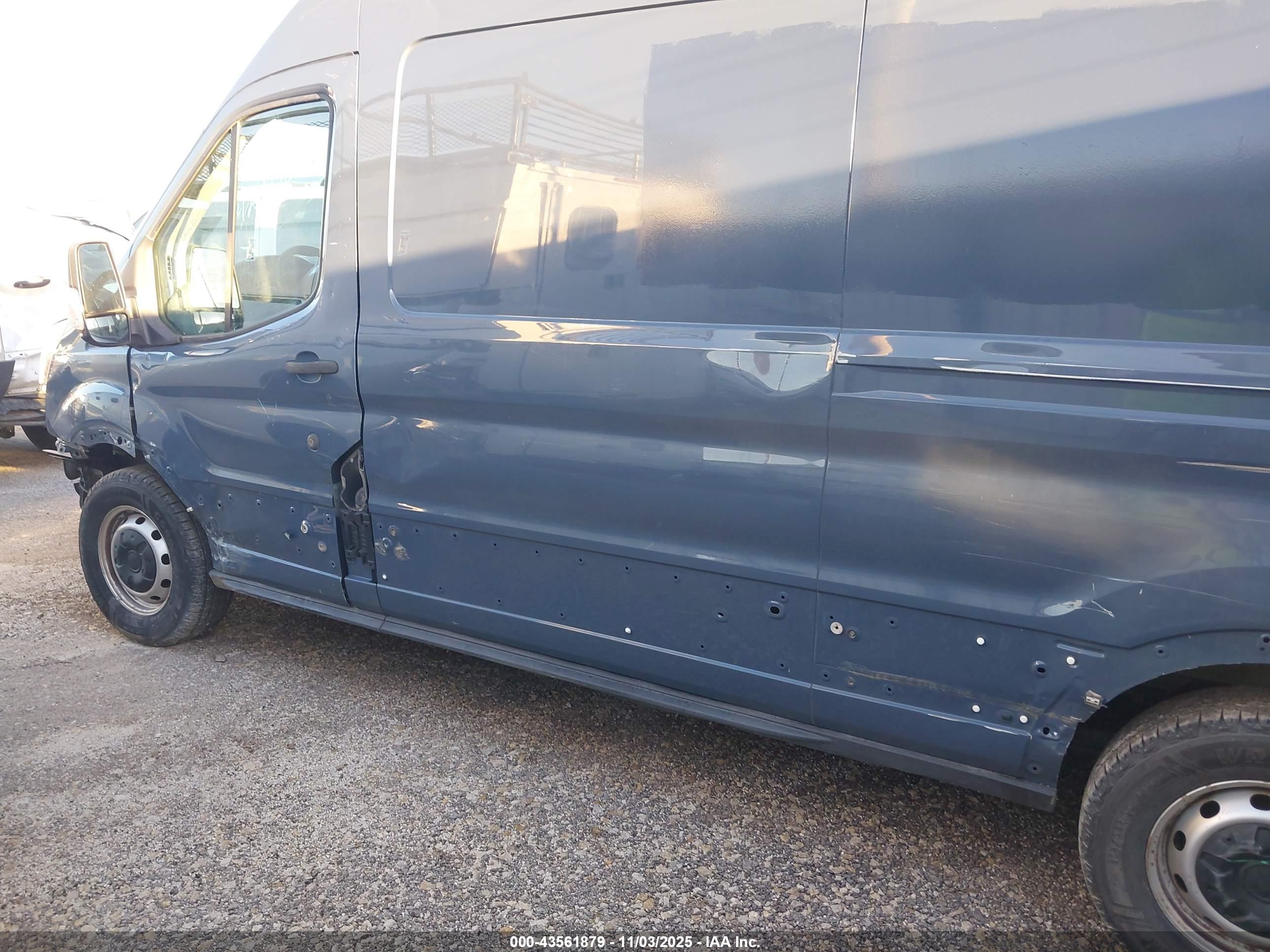 FORD TRANSIT-250 image 3