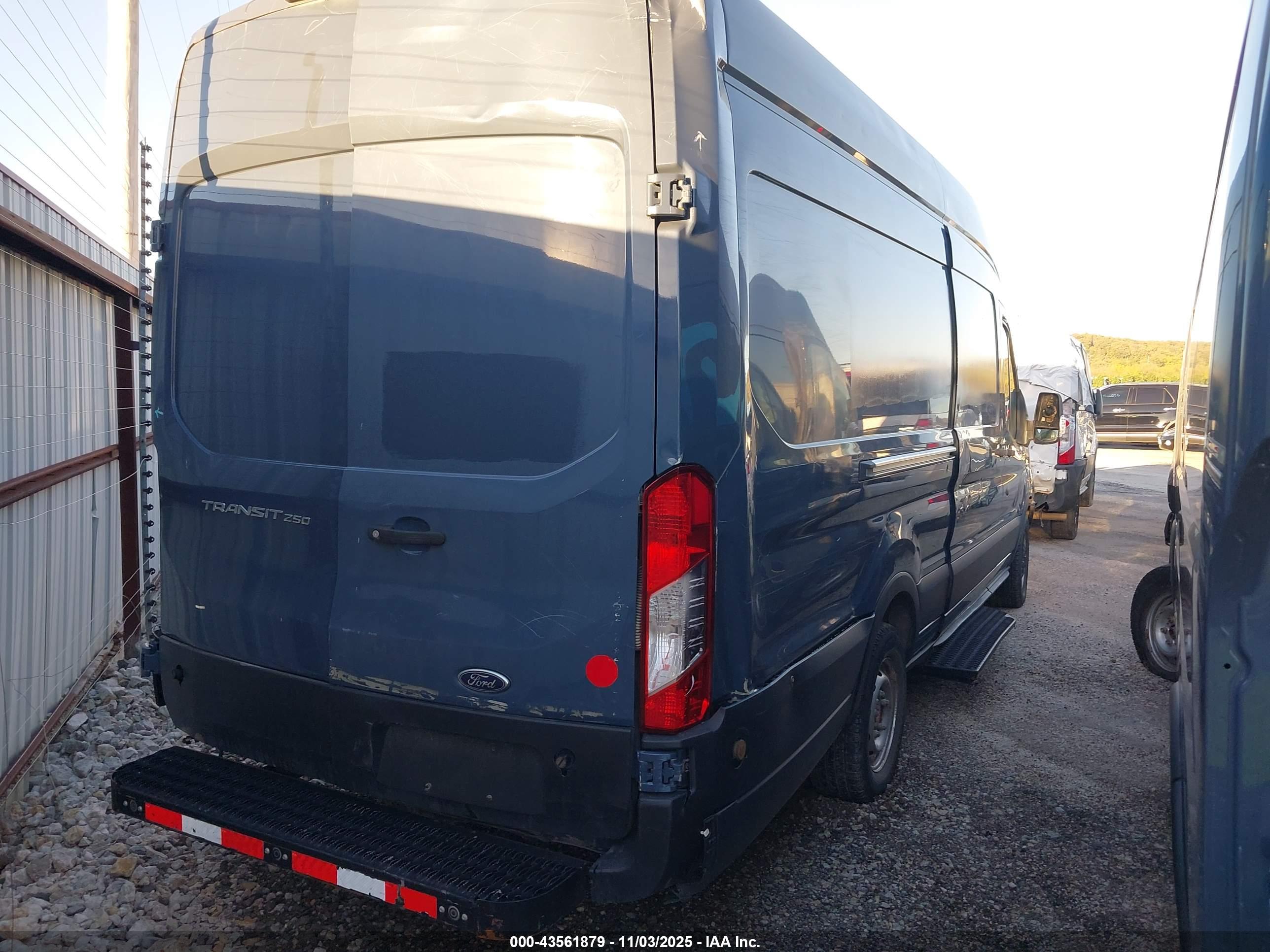 FORD TRANSIT-250 image 4