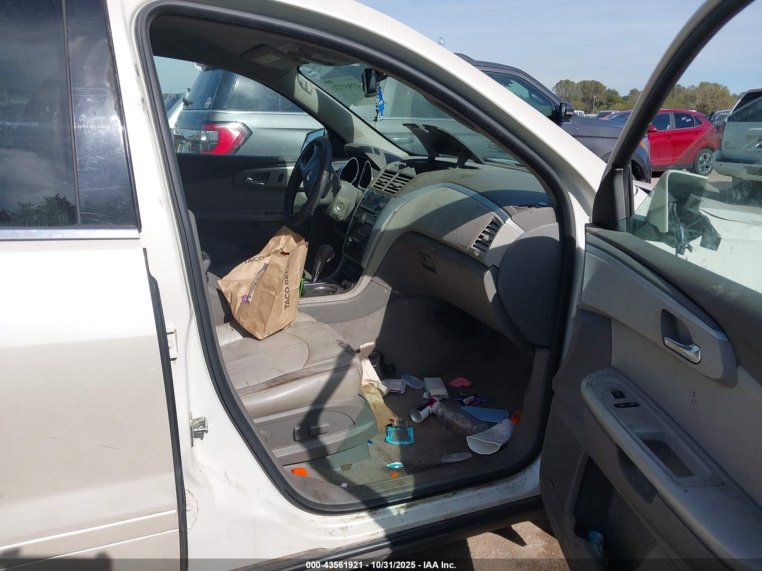 CHEVROLET TRAVERSE image 5