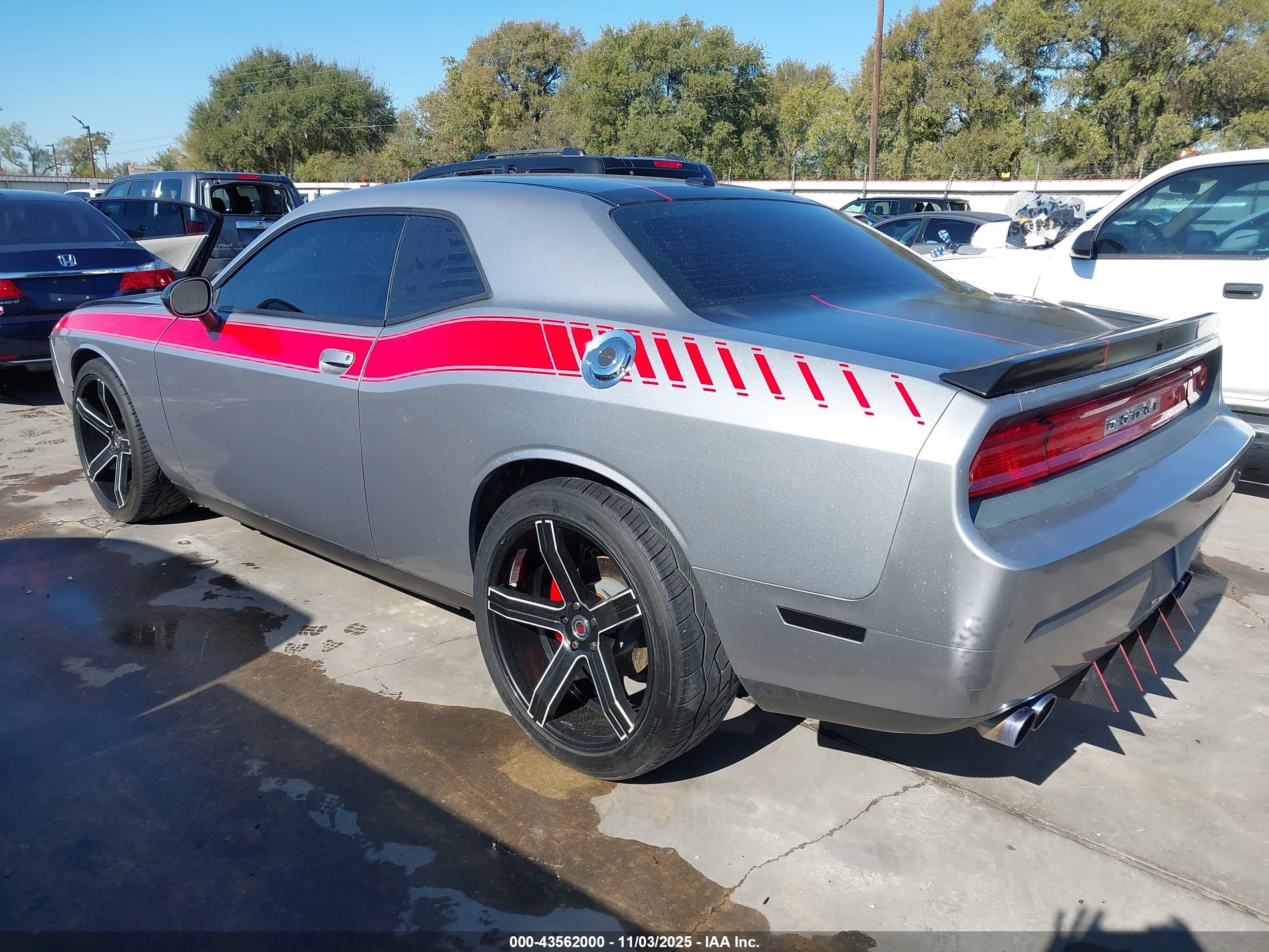 DODGE CHALLENGER image 3