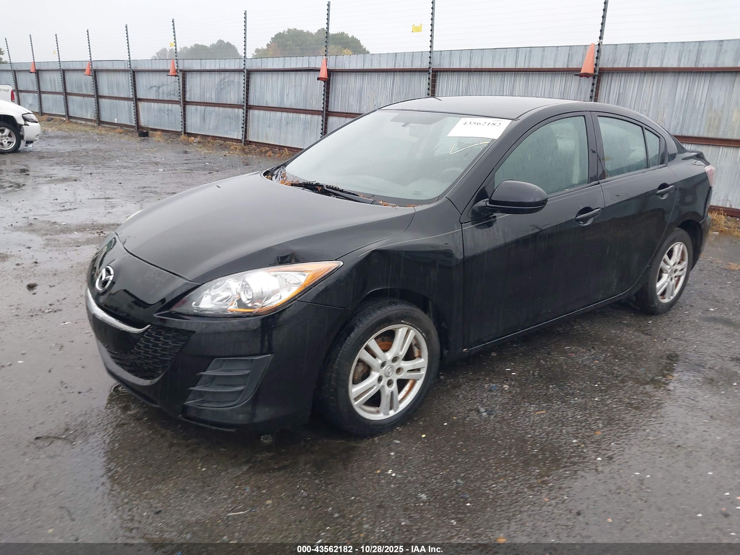 MAZDA MAZDA3 image 2