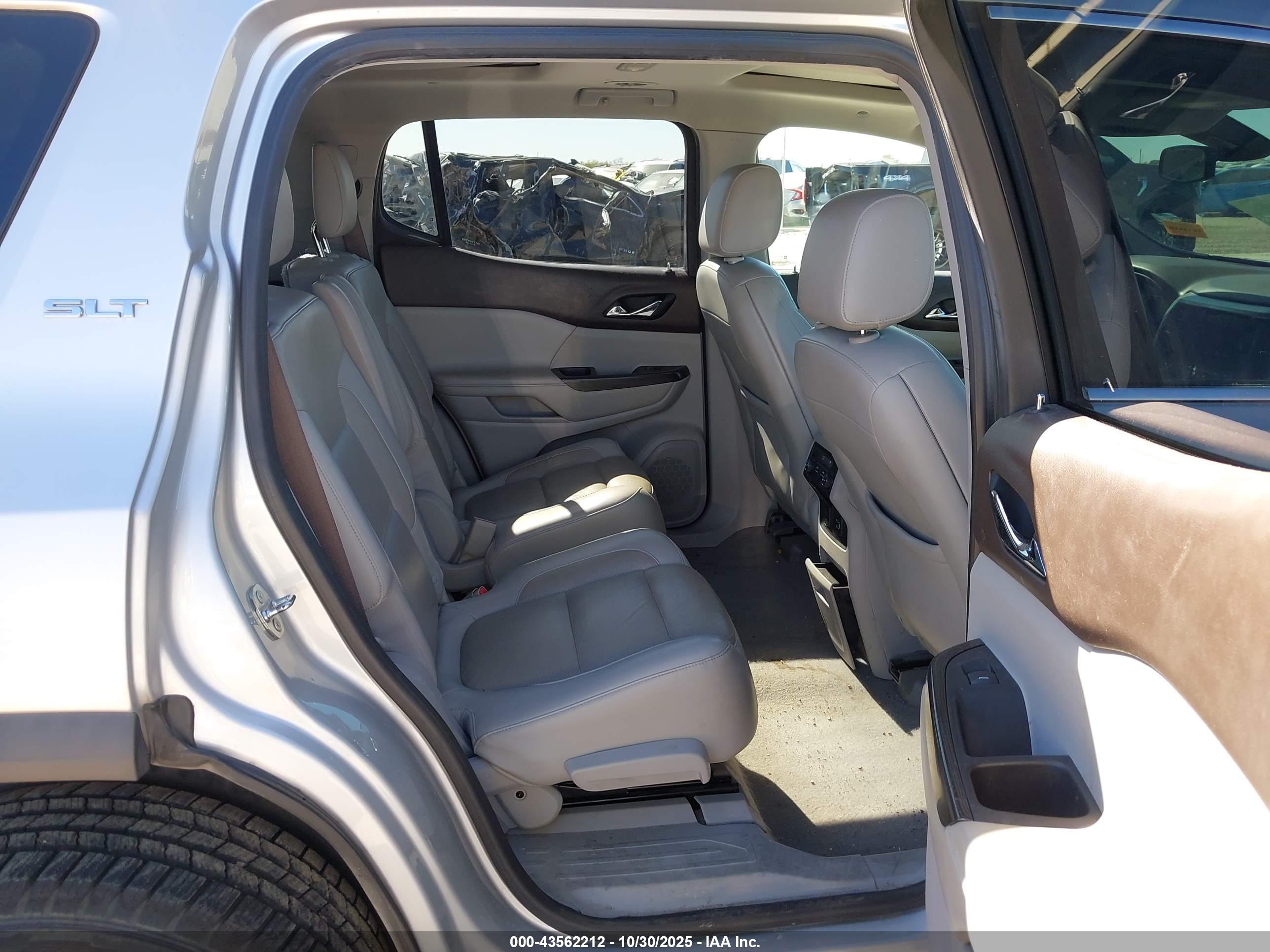 GMC ACADIA image 8