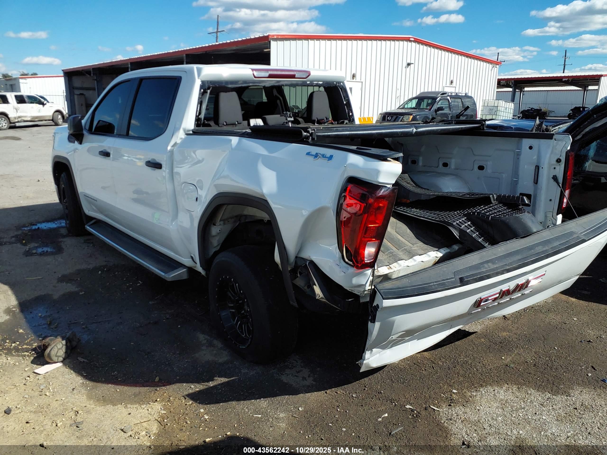 GMC SIERRA image 3