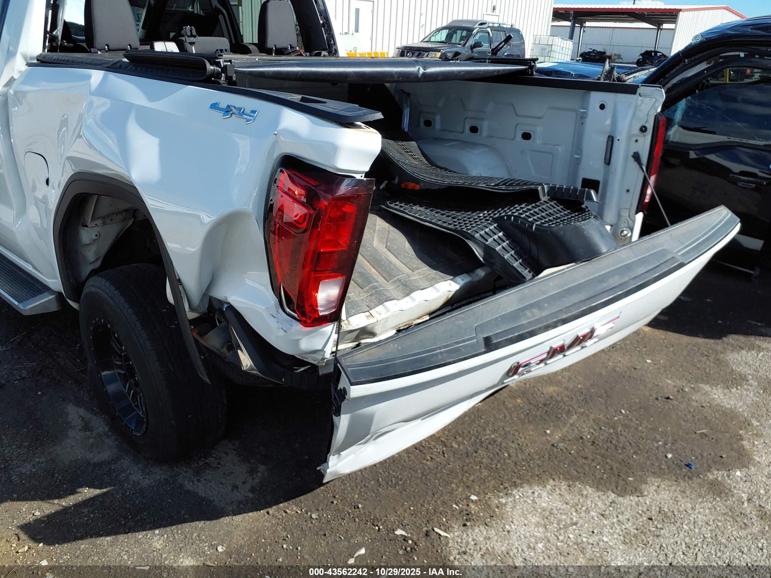 GMC SIERRA image 6