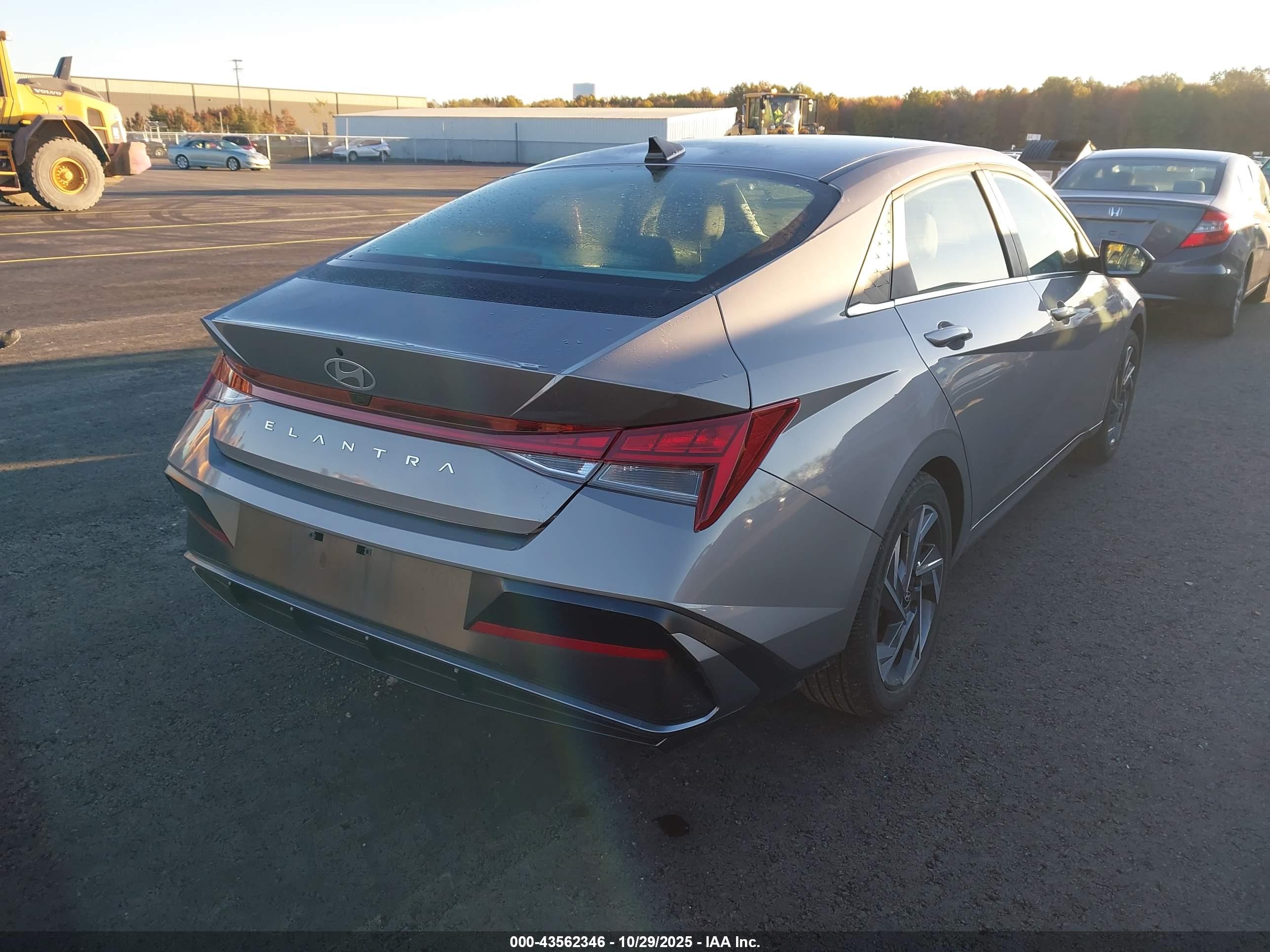 HYUNDAI ELANTRA image 4