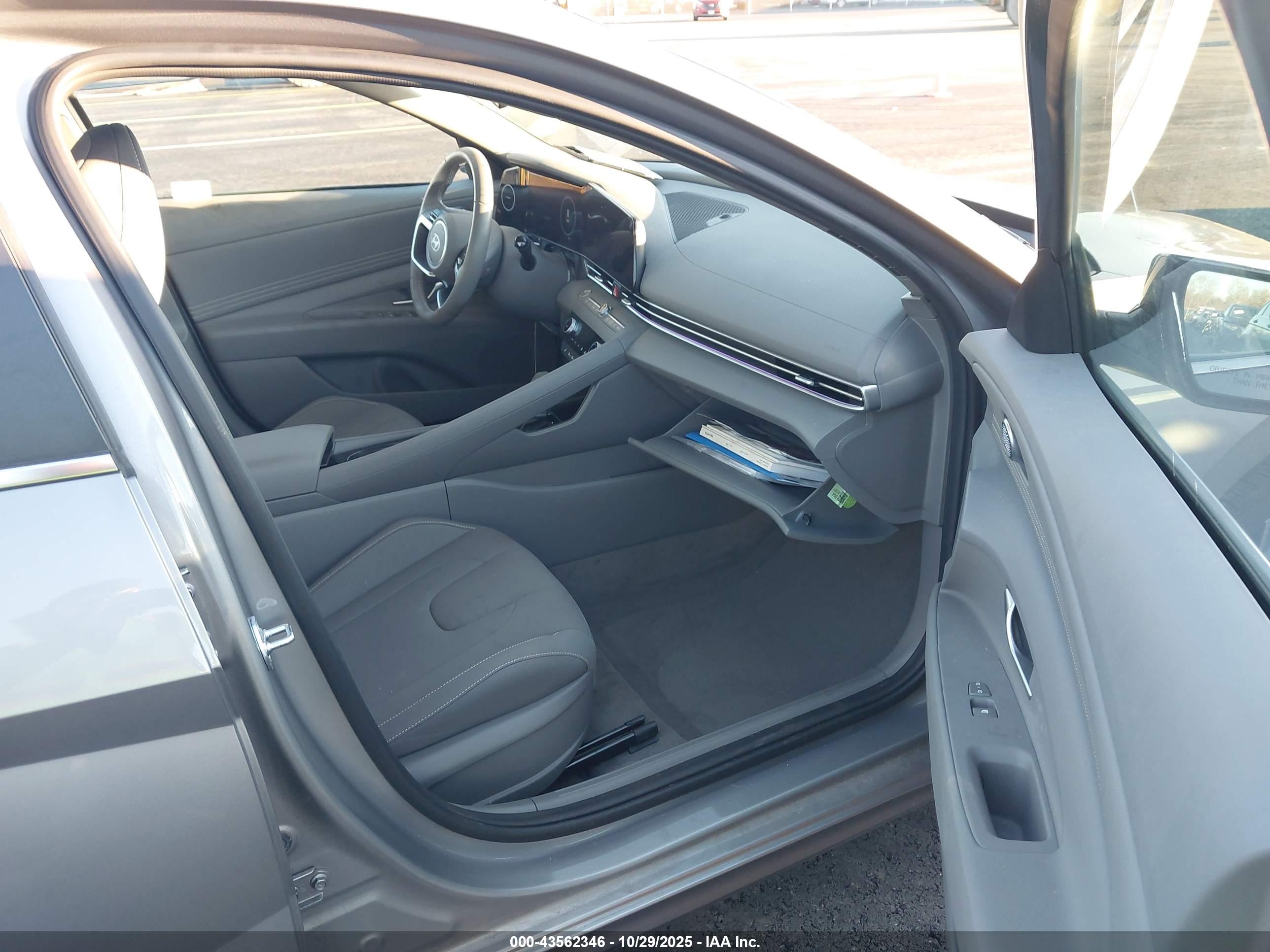 HYUNDAI ELANTRA image 5