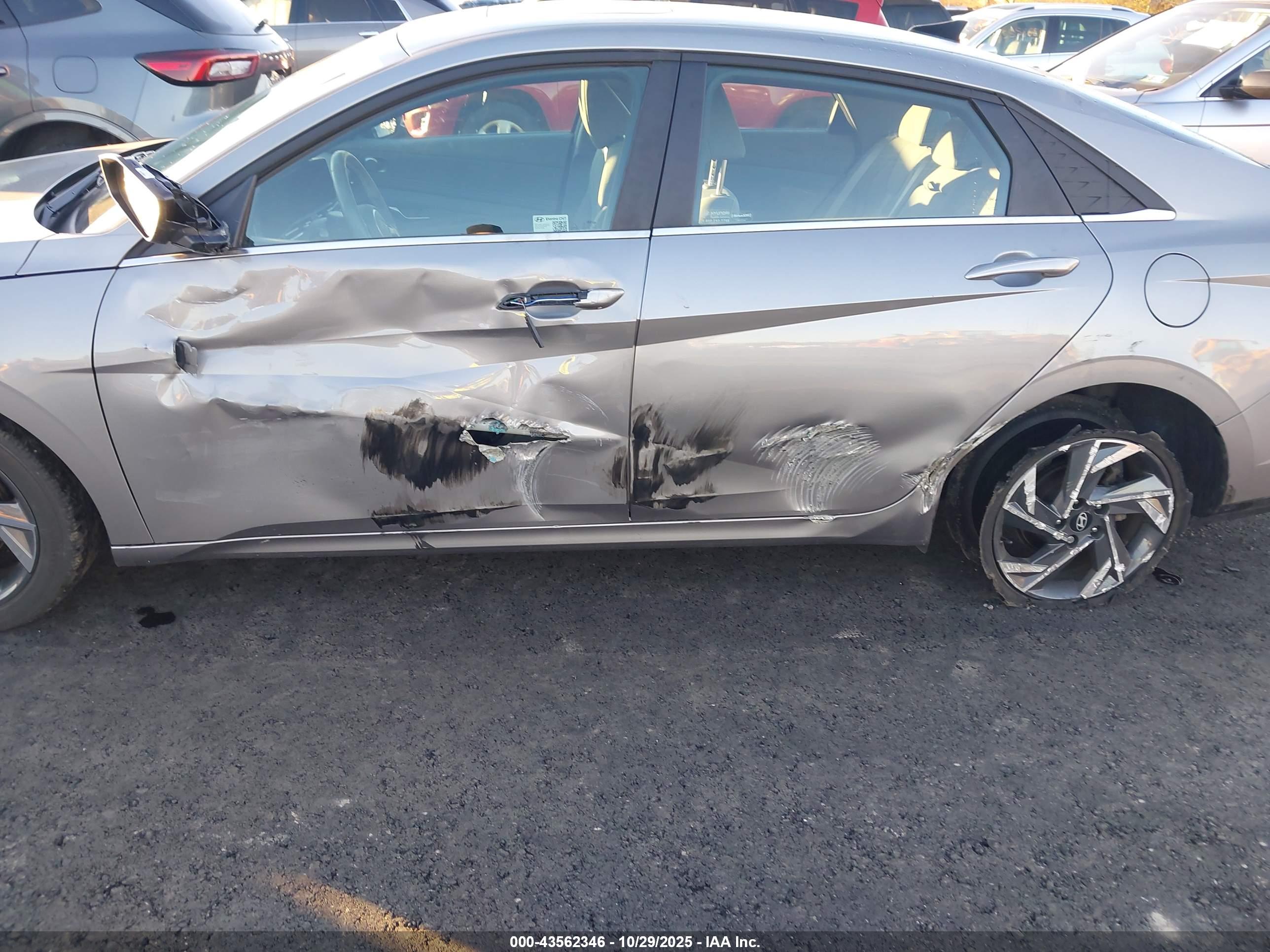 HYUNDAI ELANTRA image 6