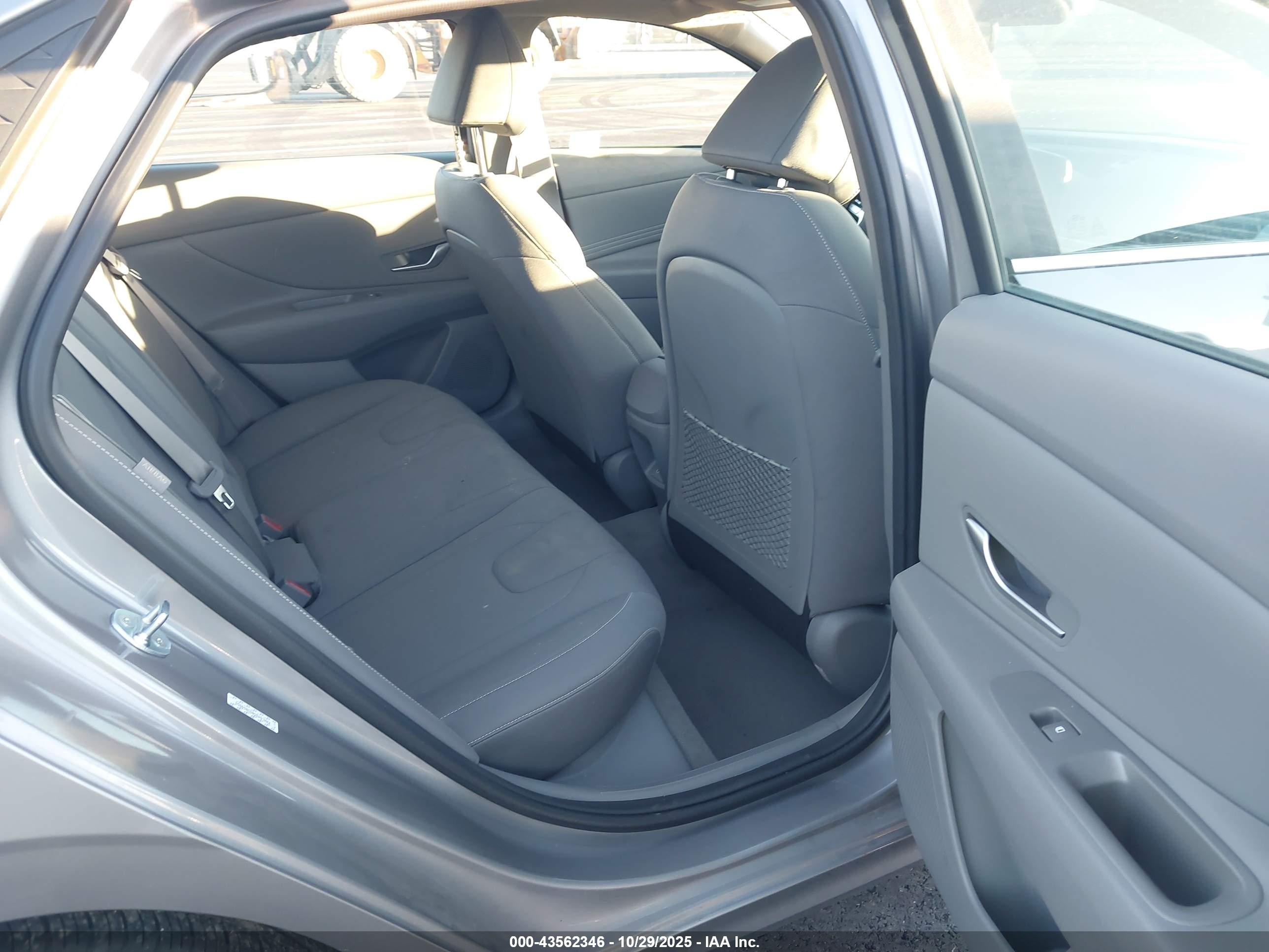 HYUNDAI ELANTRA image 8