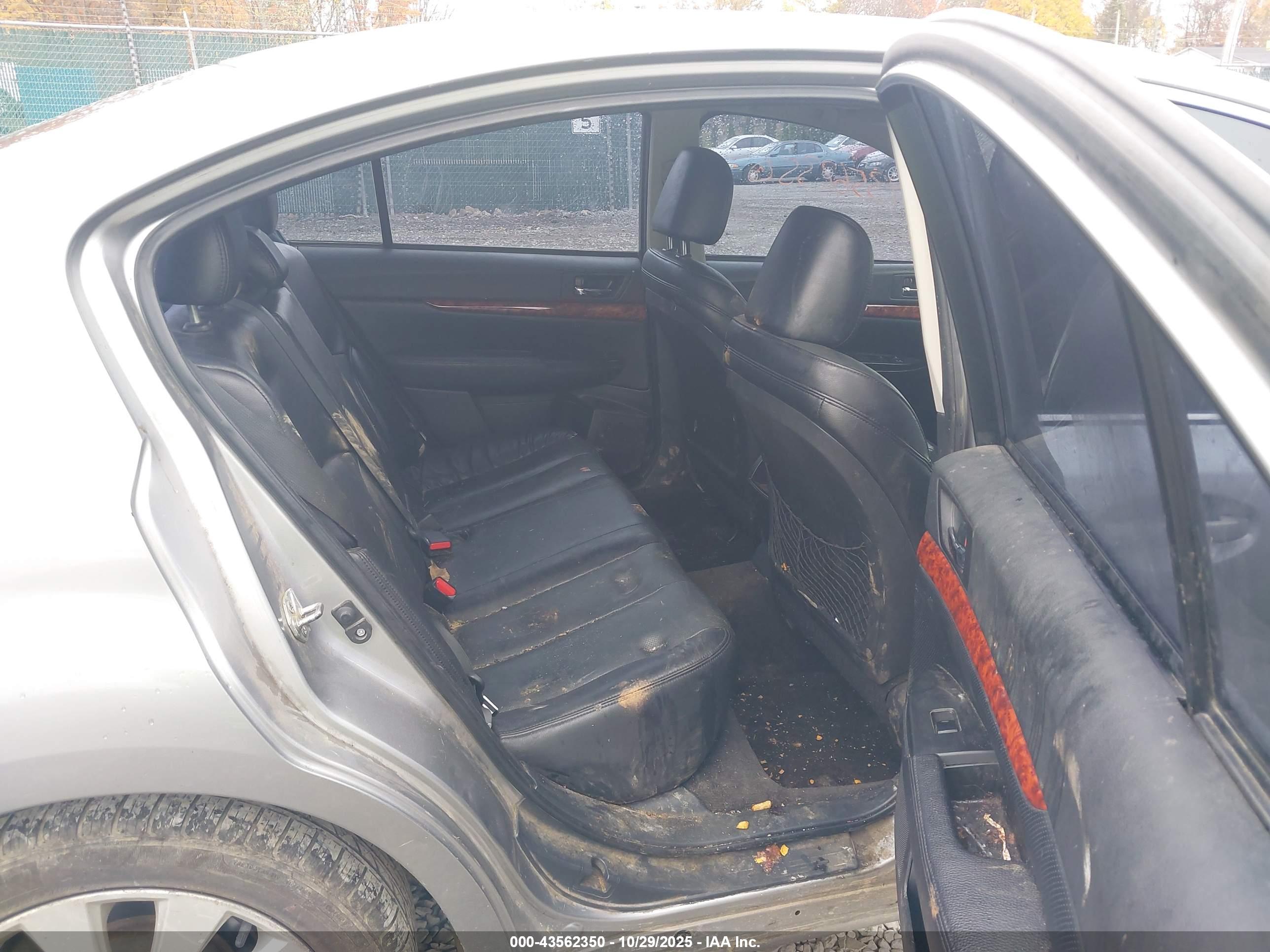 SUBARU LEGACY image 8