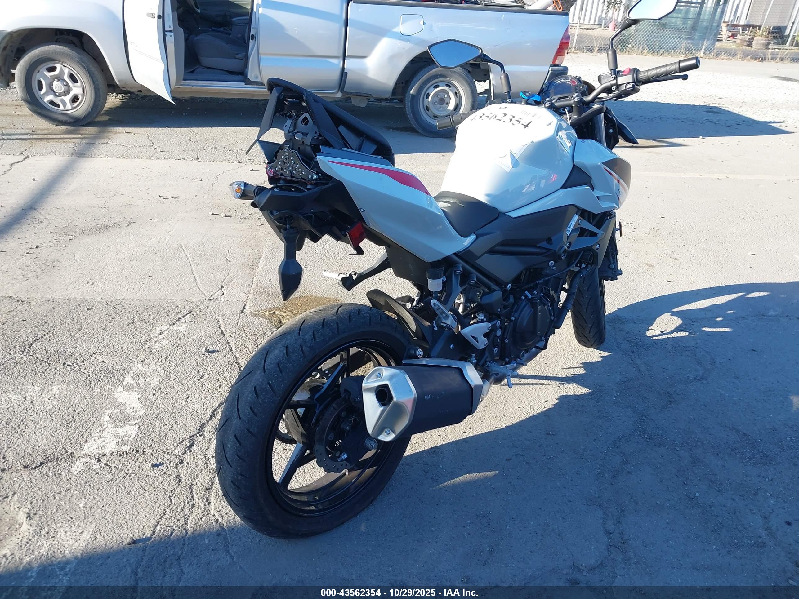 KAWASAKI ER400 image 4