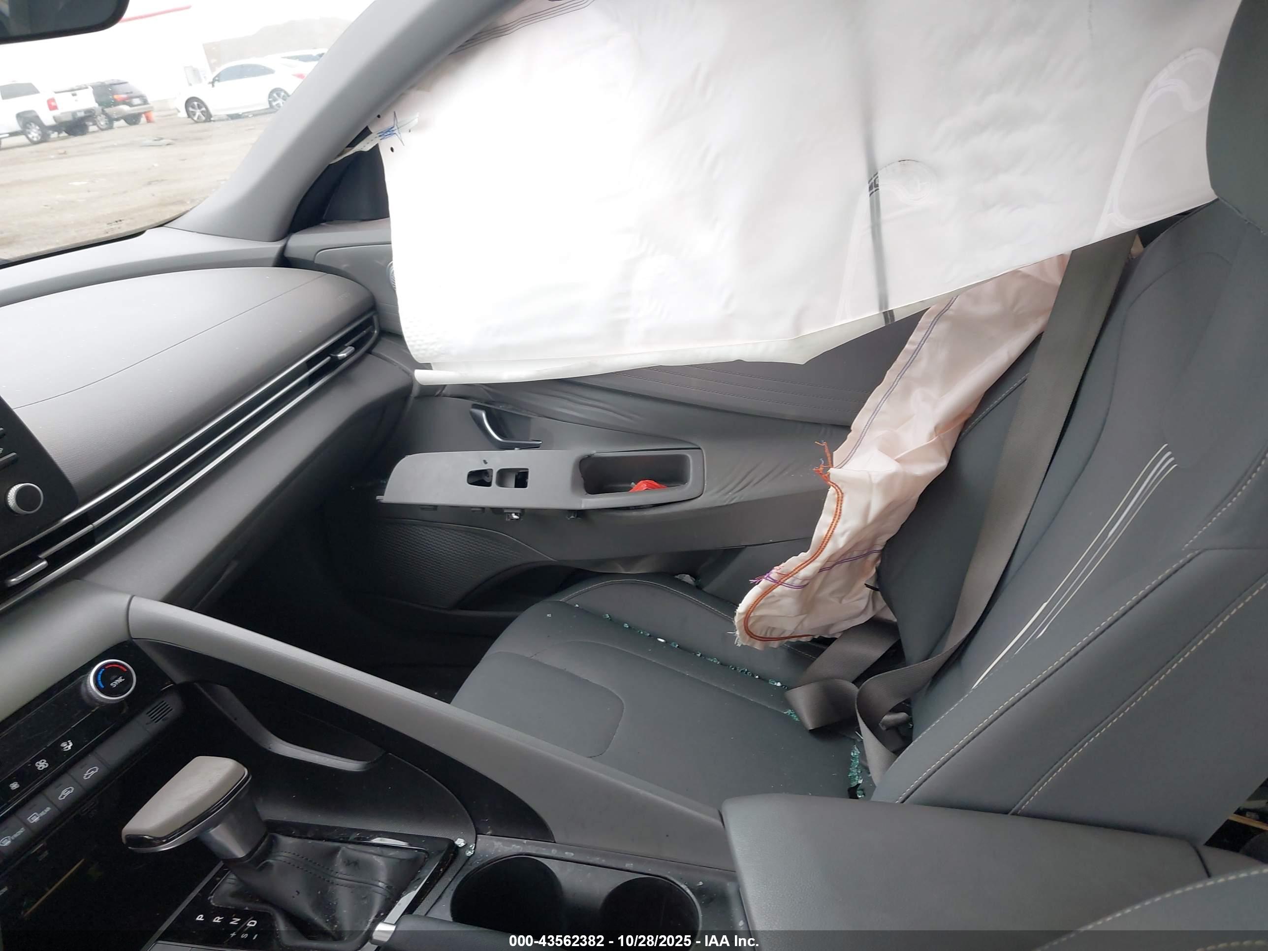 HYUNDAI ELANTRA image 5