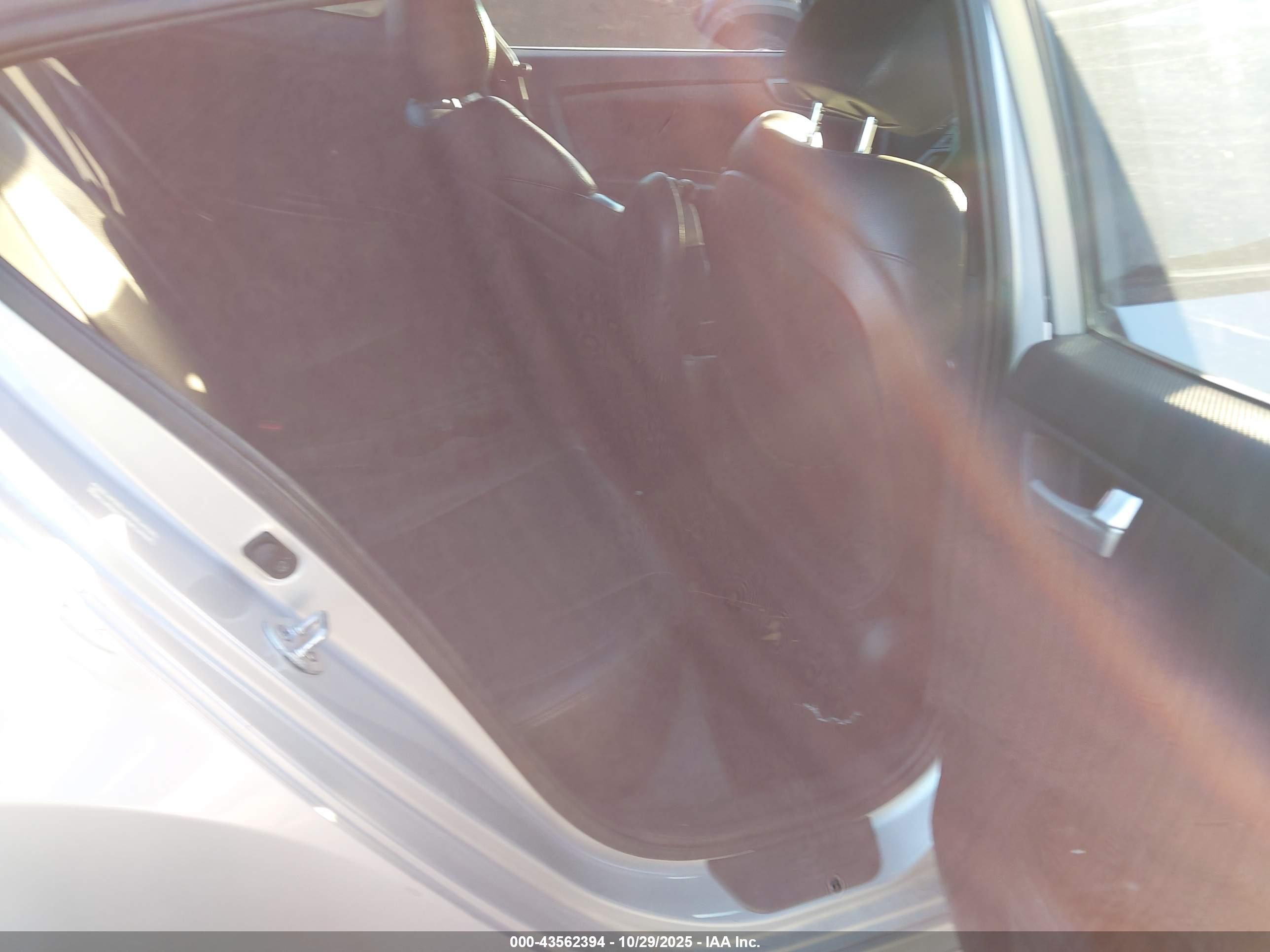 HYUNDAI VELOSTER image 8