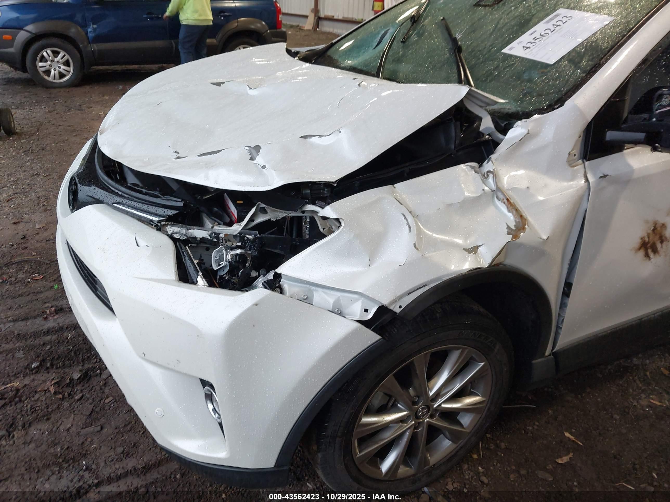 TOYOTA RAV4 image 6