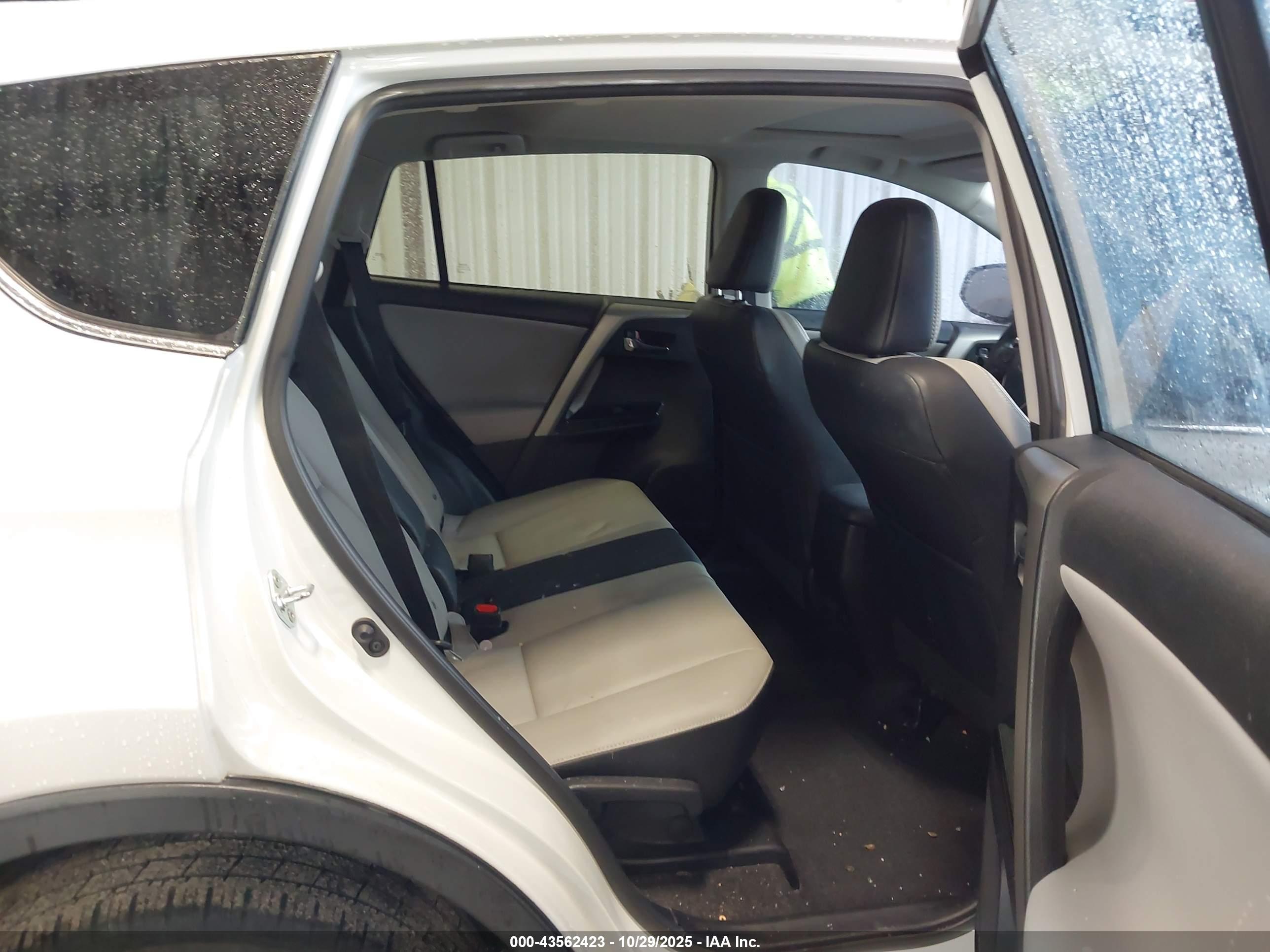 TOYOTA RAV4 image 8