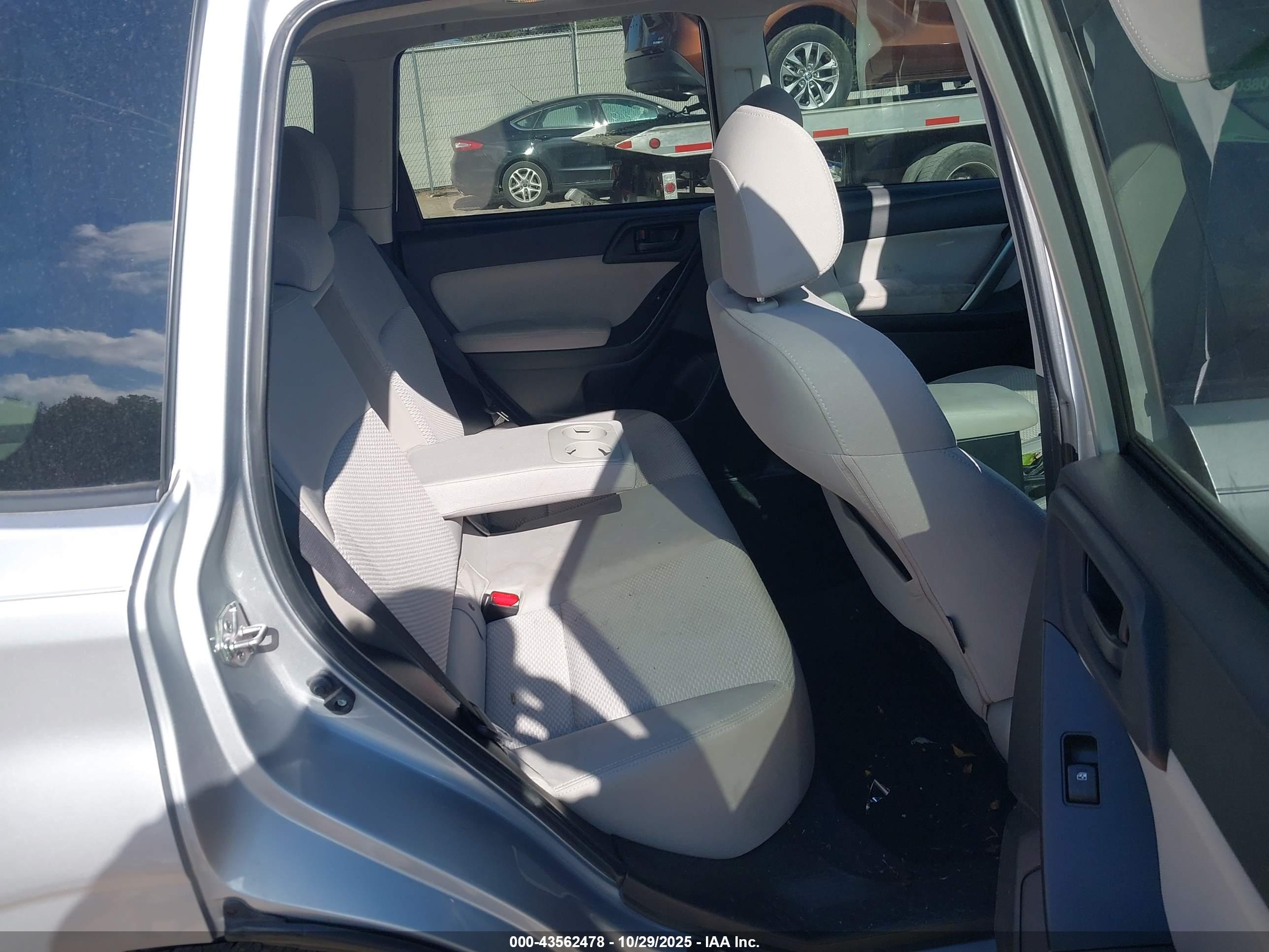 SUBARU FORESTER image 8