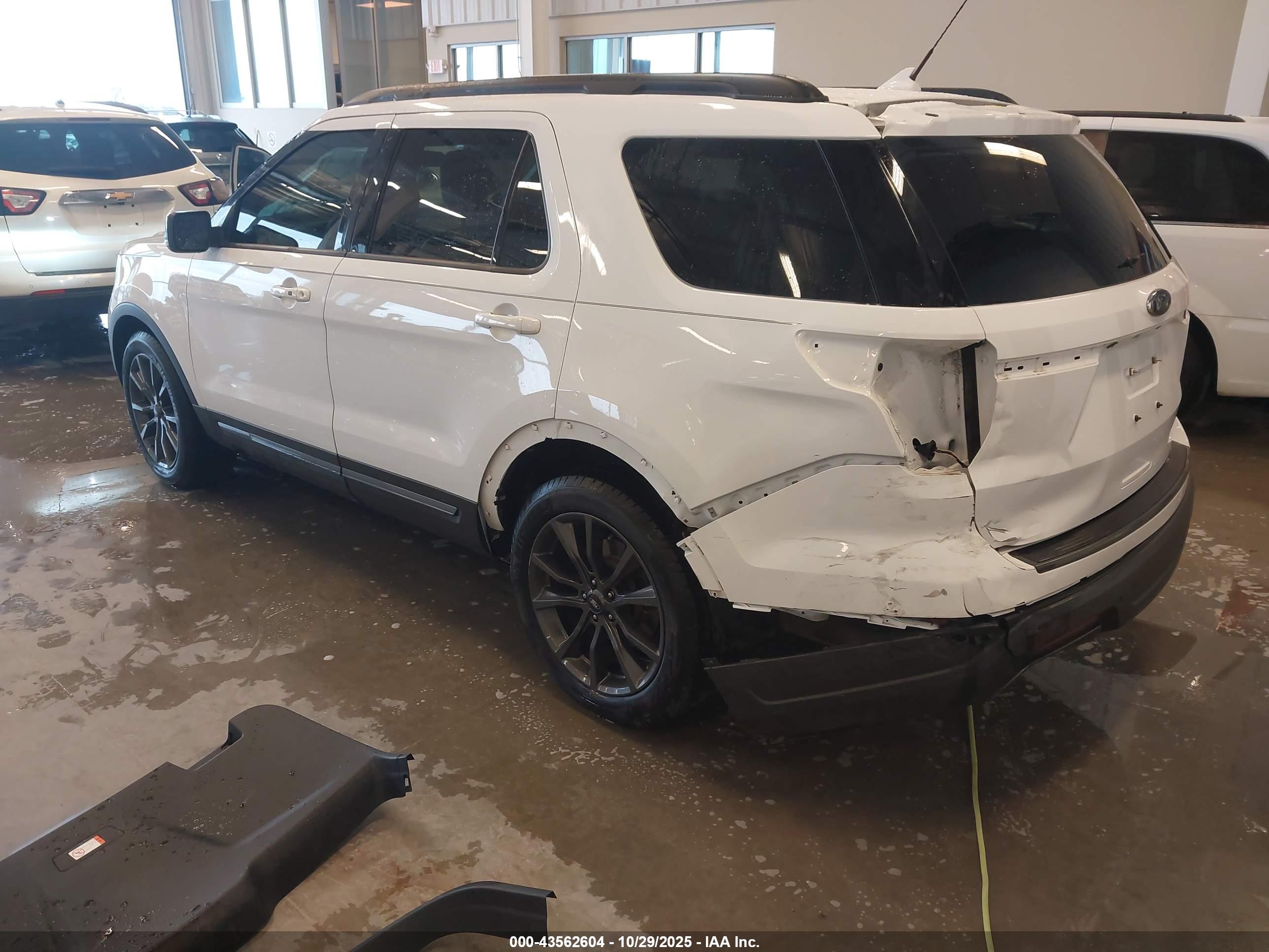 FORD EXPLORER image 3