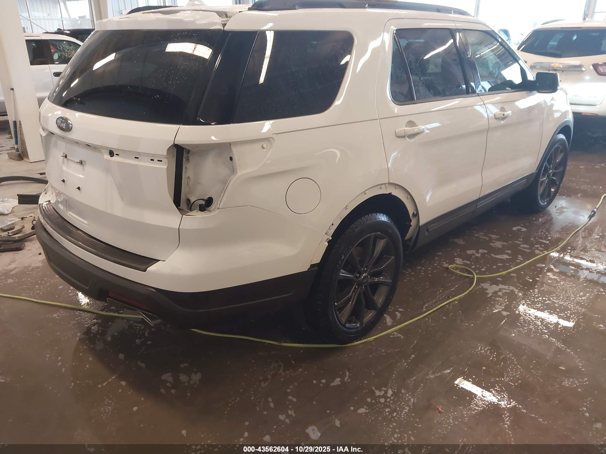 FORD EXPLORER image 4