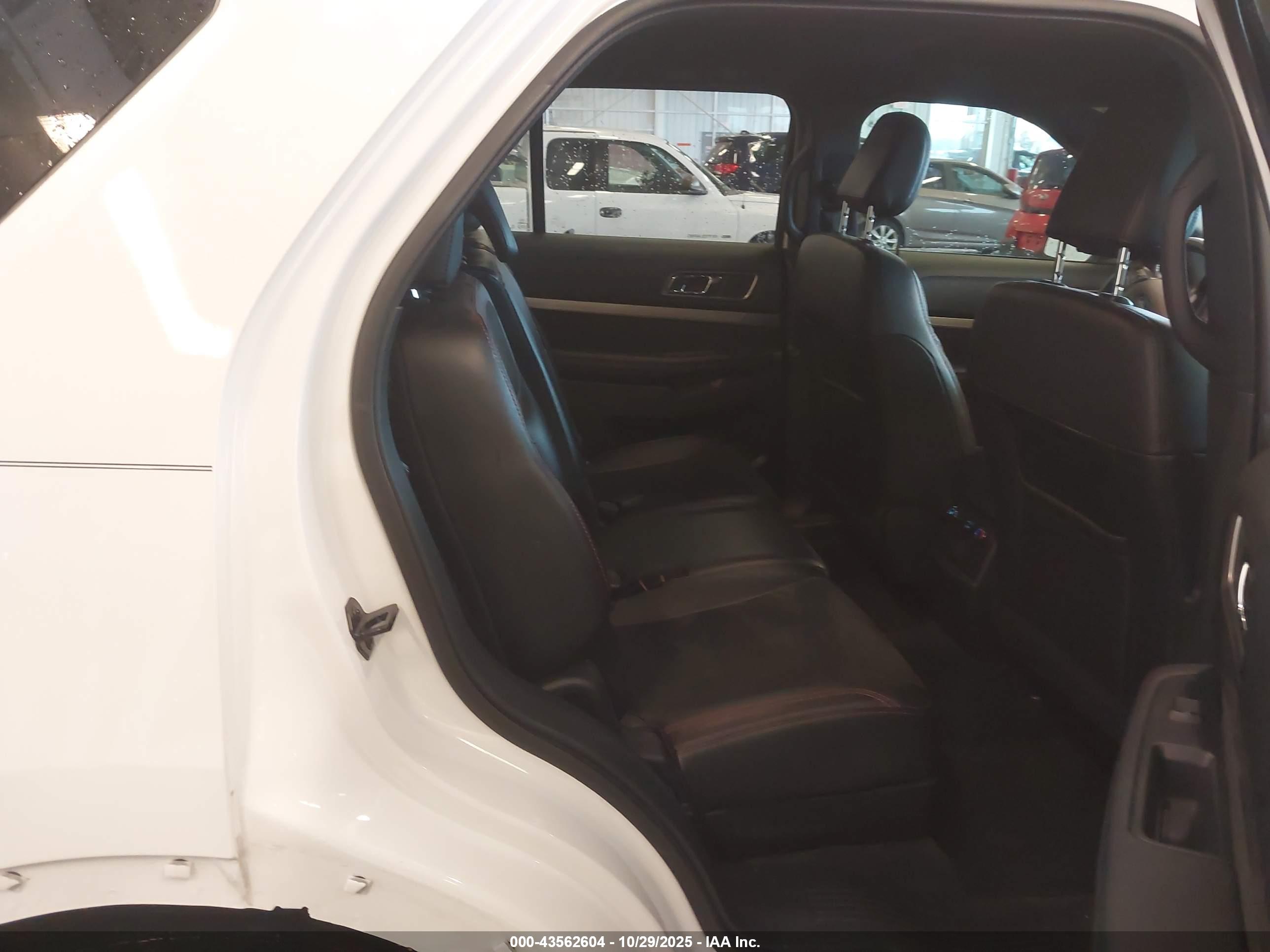 FORD EXPLORER image 8