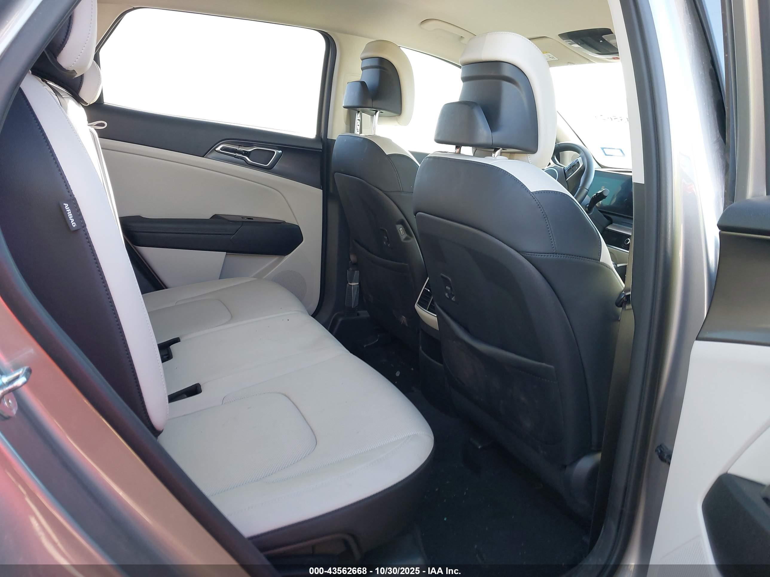 KIA SPORTAGE image 8