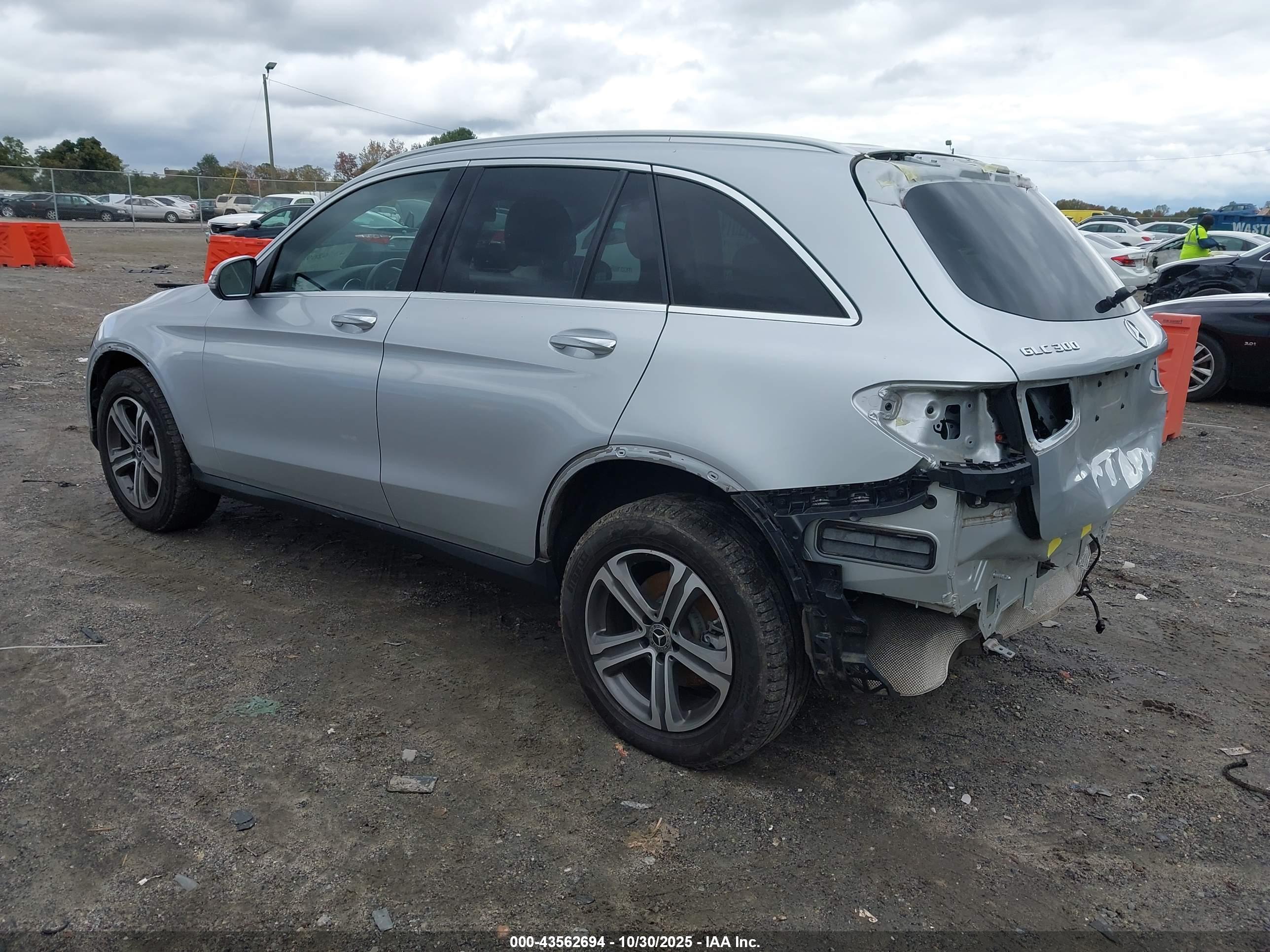 MERCEDES-BENZ GLC image 3