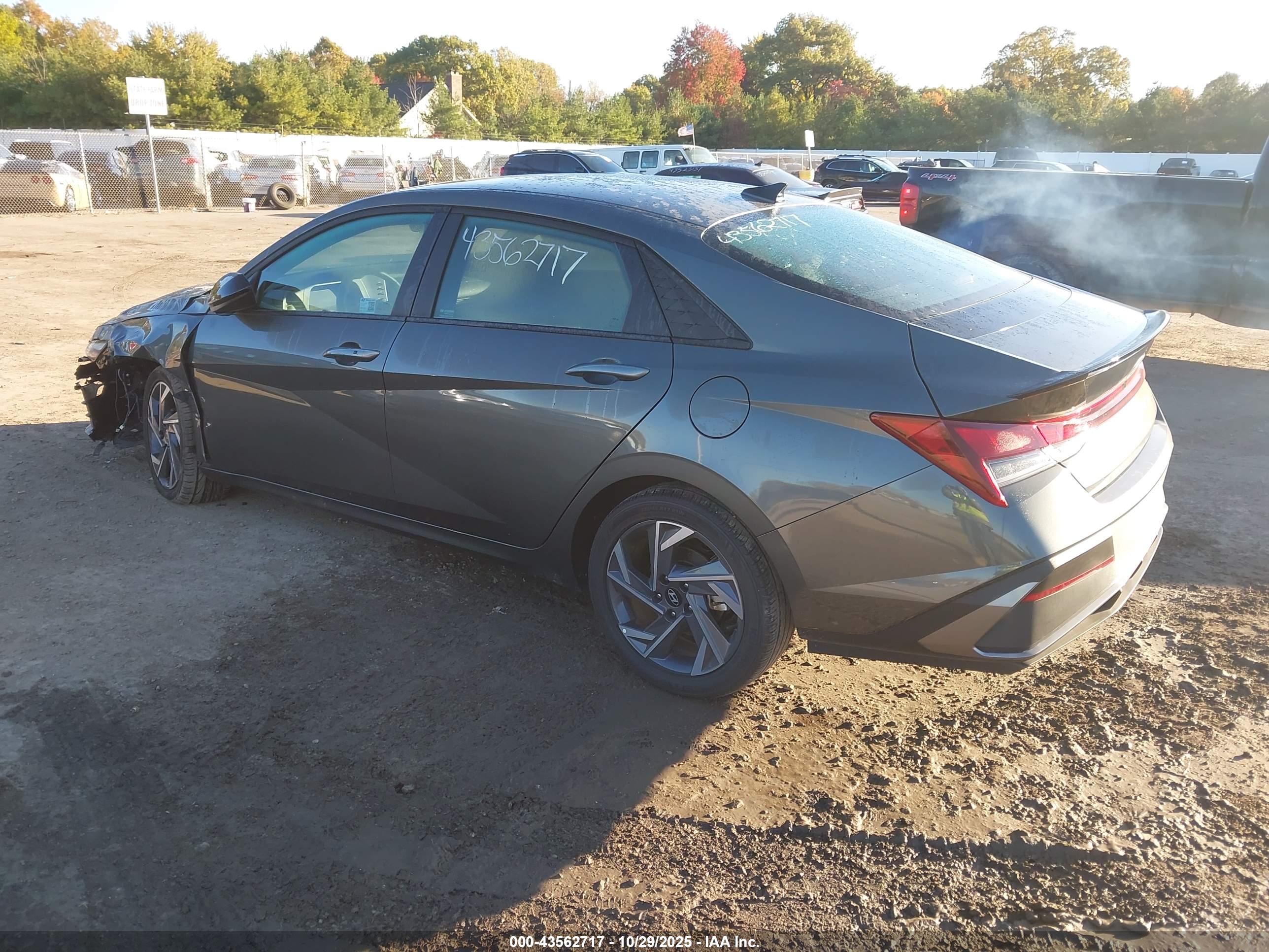 HYUNDAI ELANTRA image 3