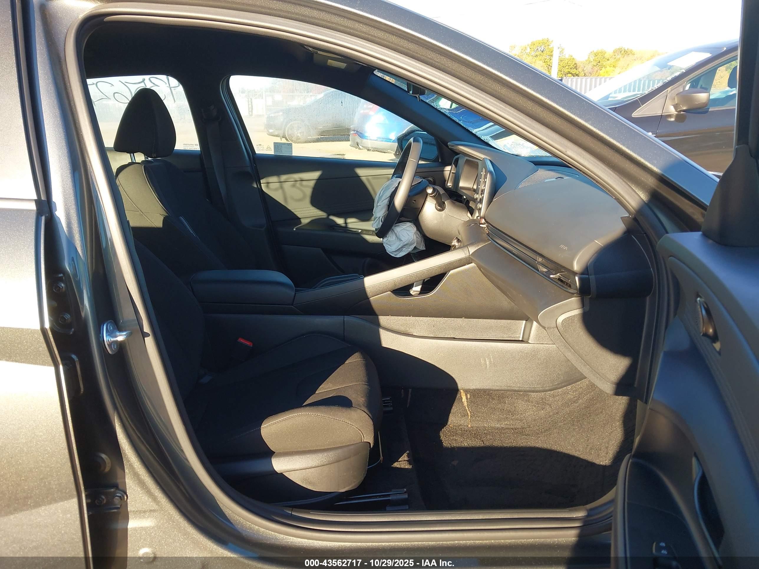 HYUNDAI ELANTRA image 5