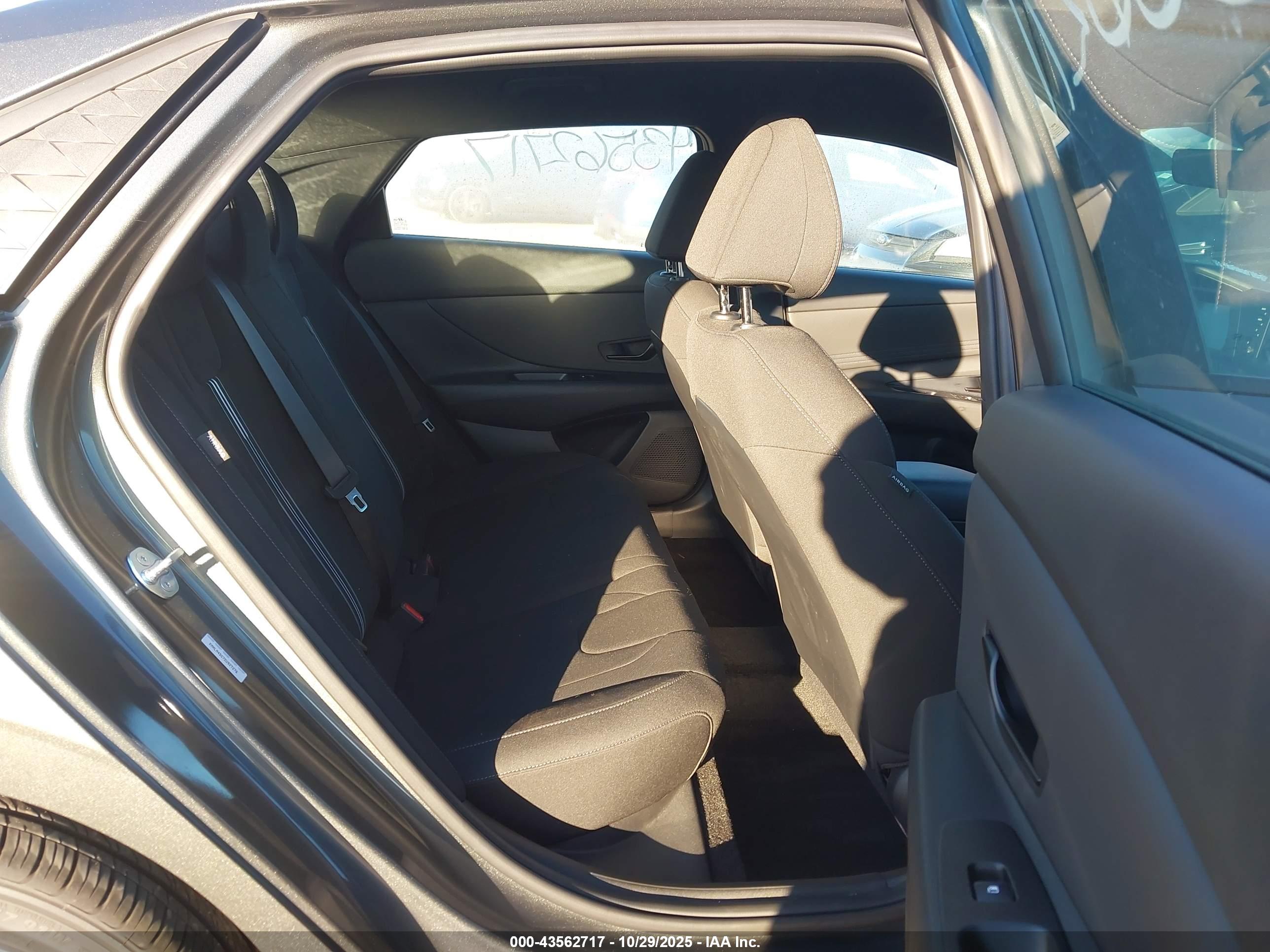 HYUNDAI ELANTRA image 8