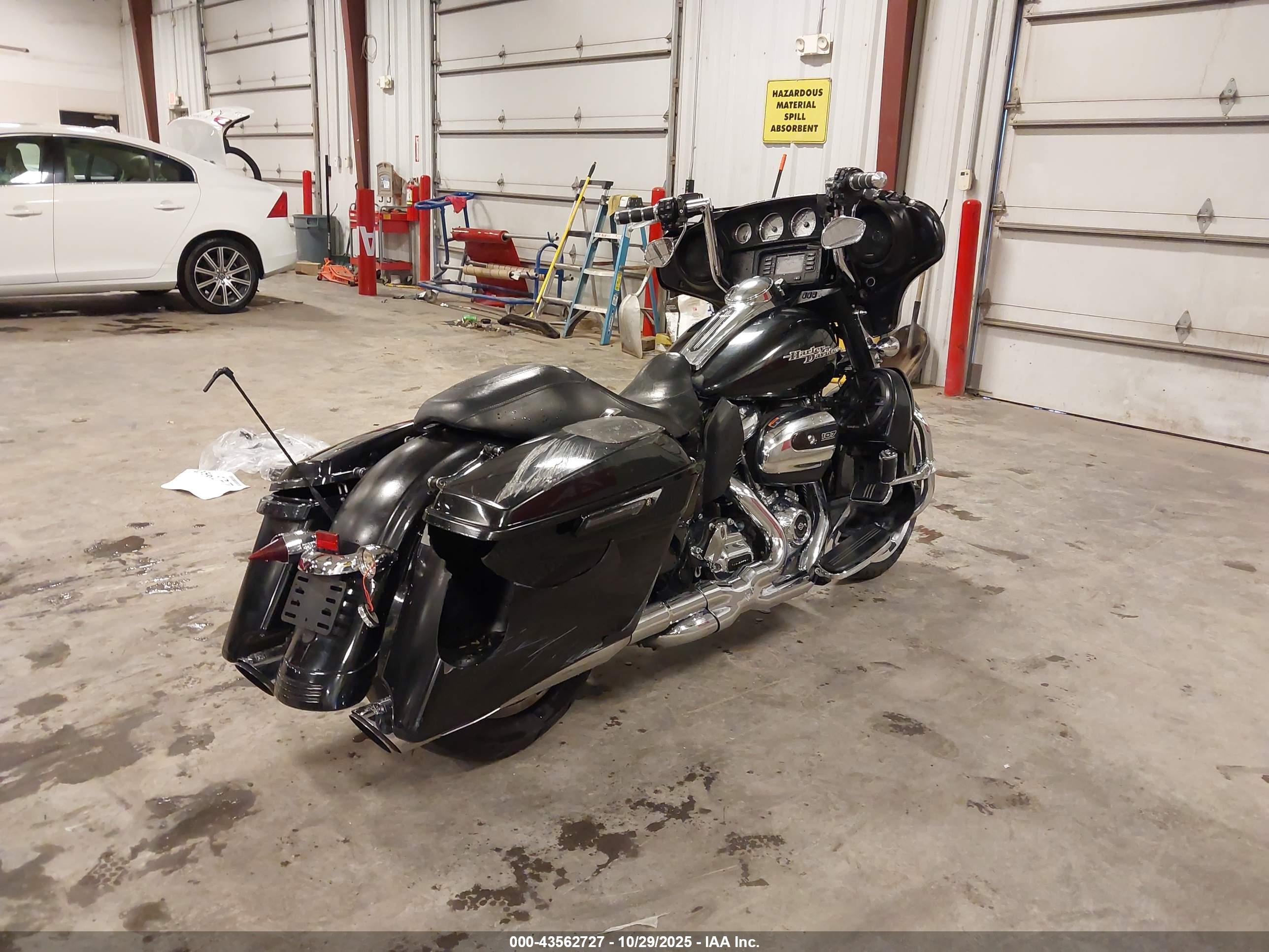 HARLEY-DAVIDSON FLHX image 4