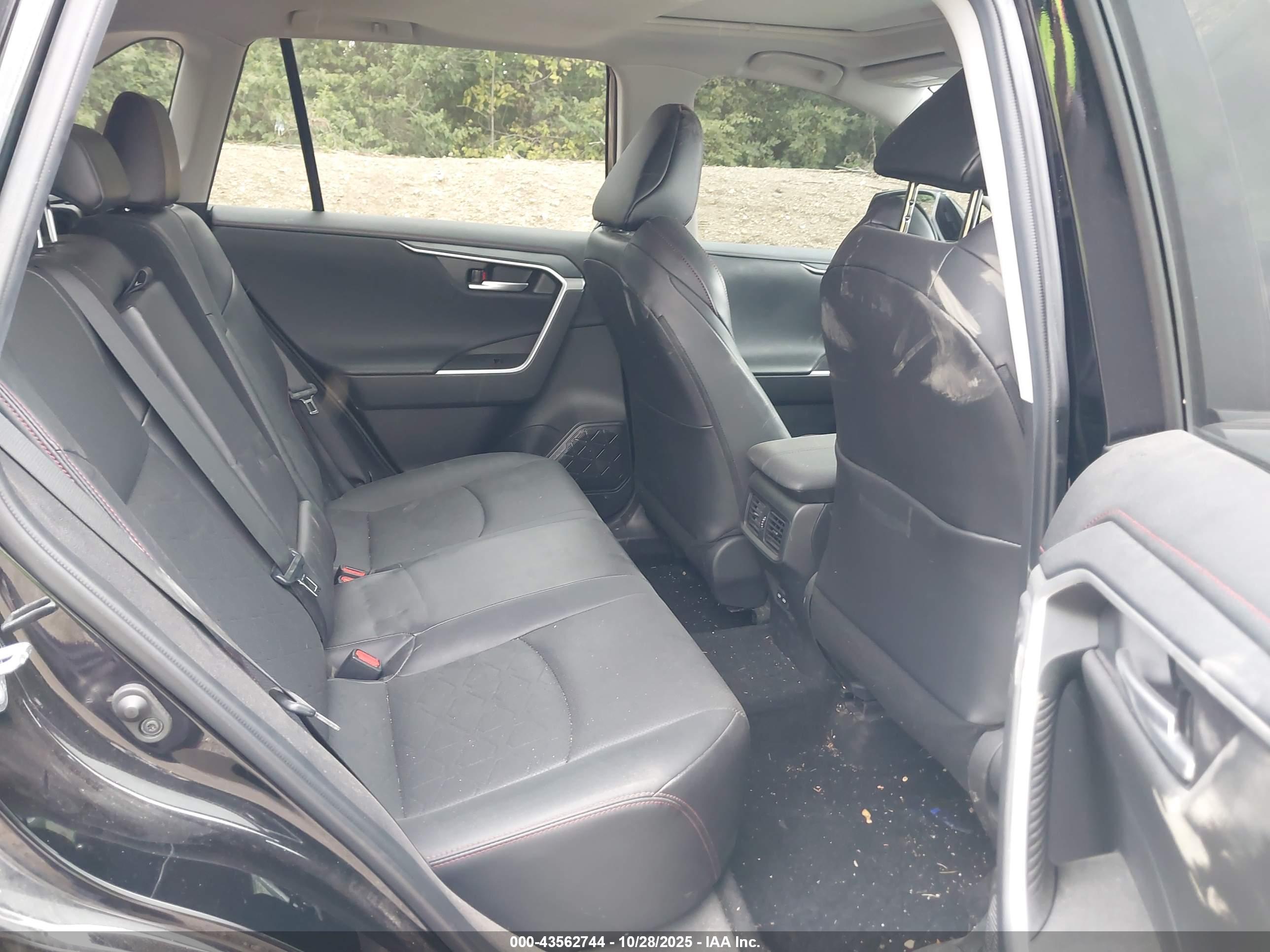 TOYOTA RAV4 image 8