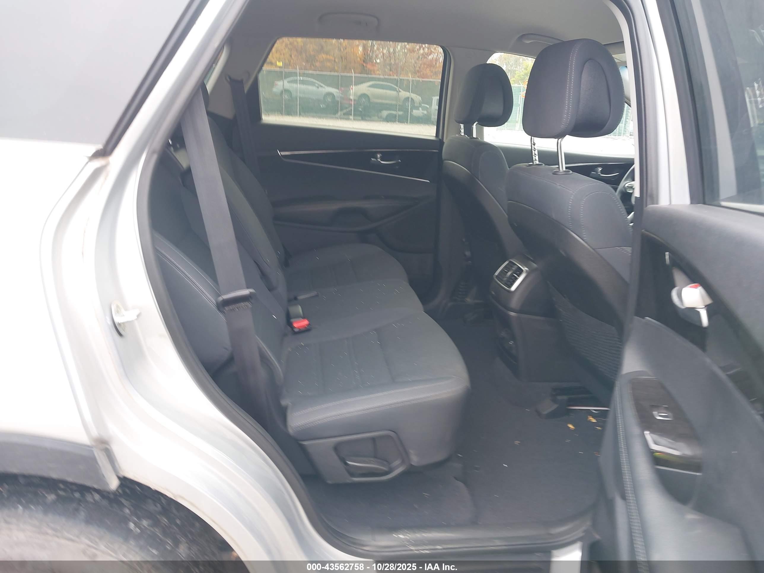 KIA SORENTO image 8