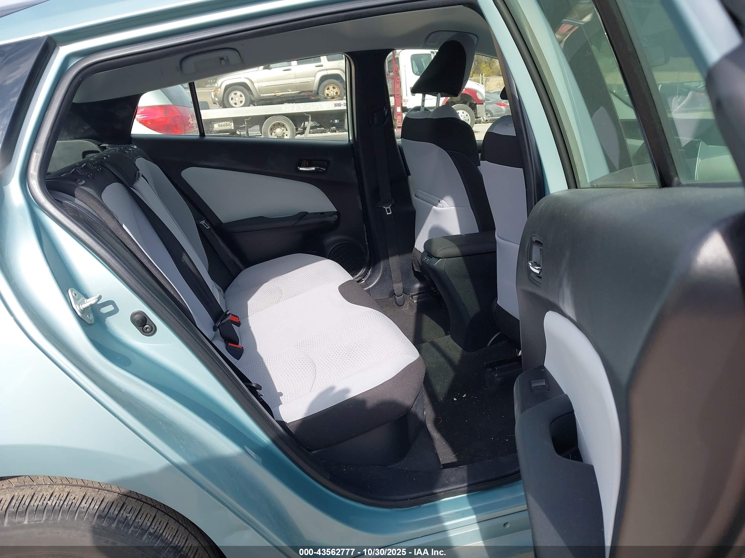 TOYOTA PRIUS image 8
