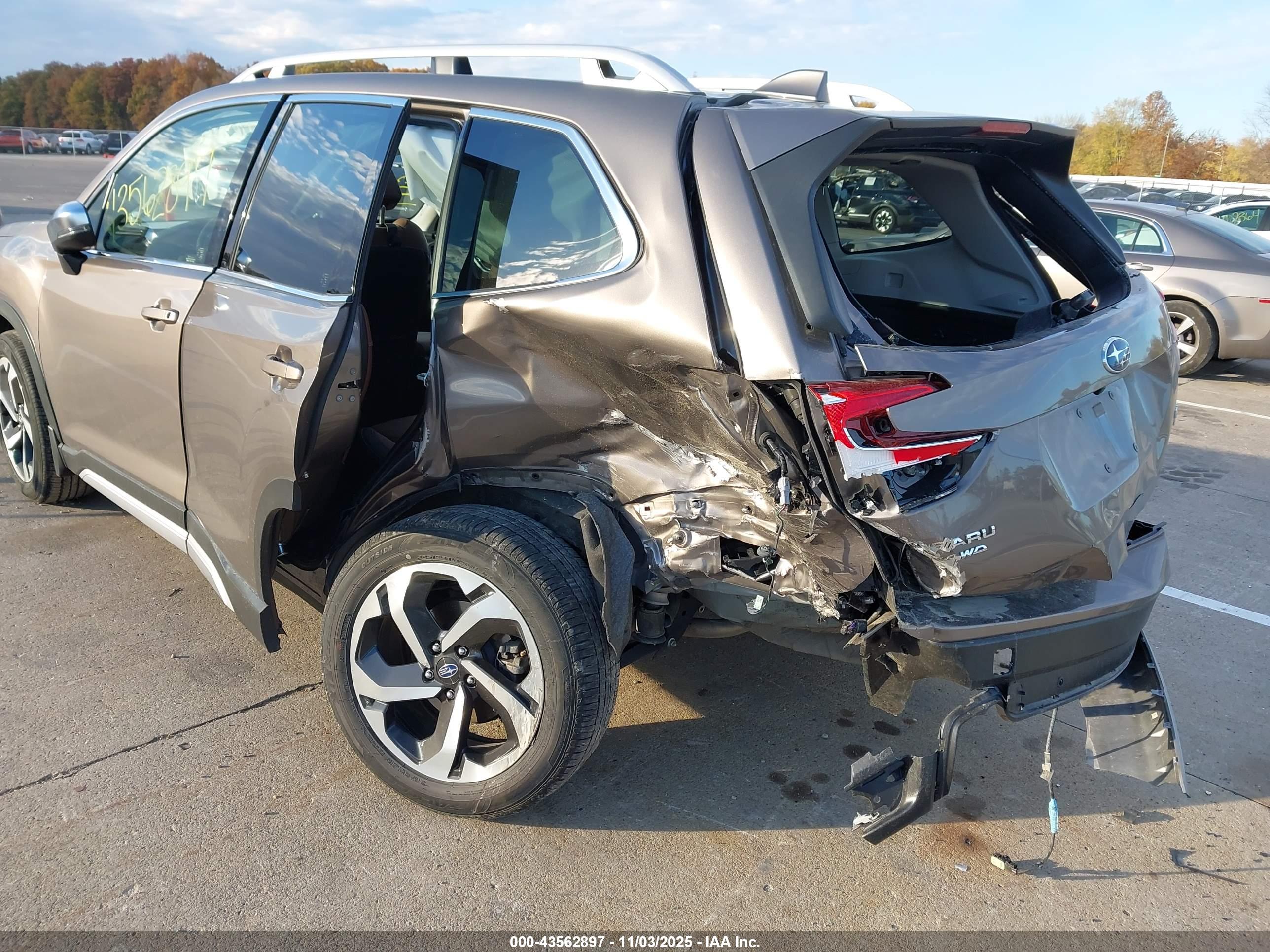 SUBARU FORESTER image 6