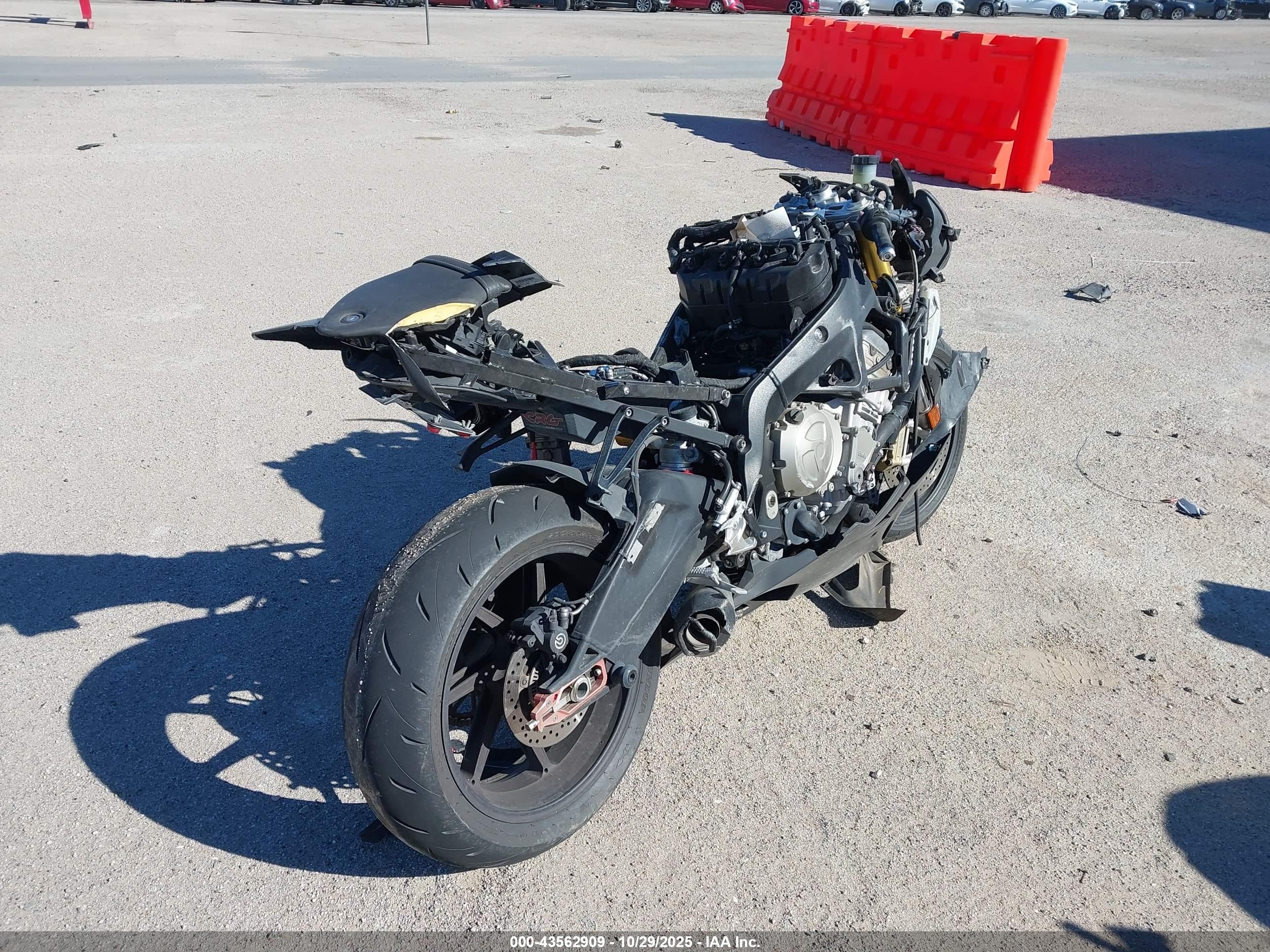 BMW S image 4