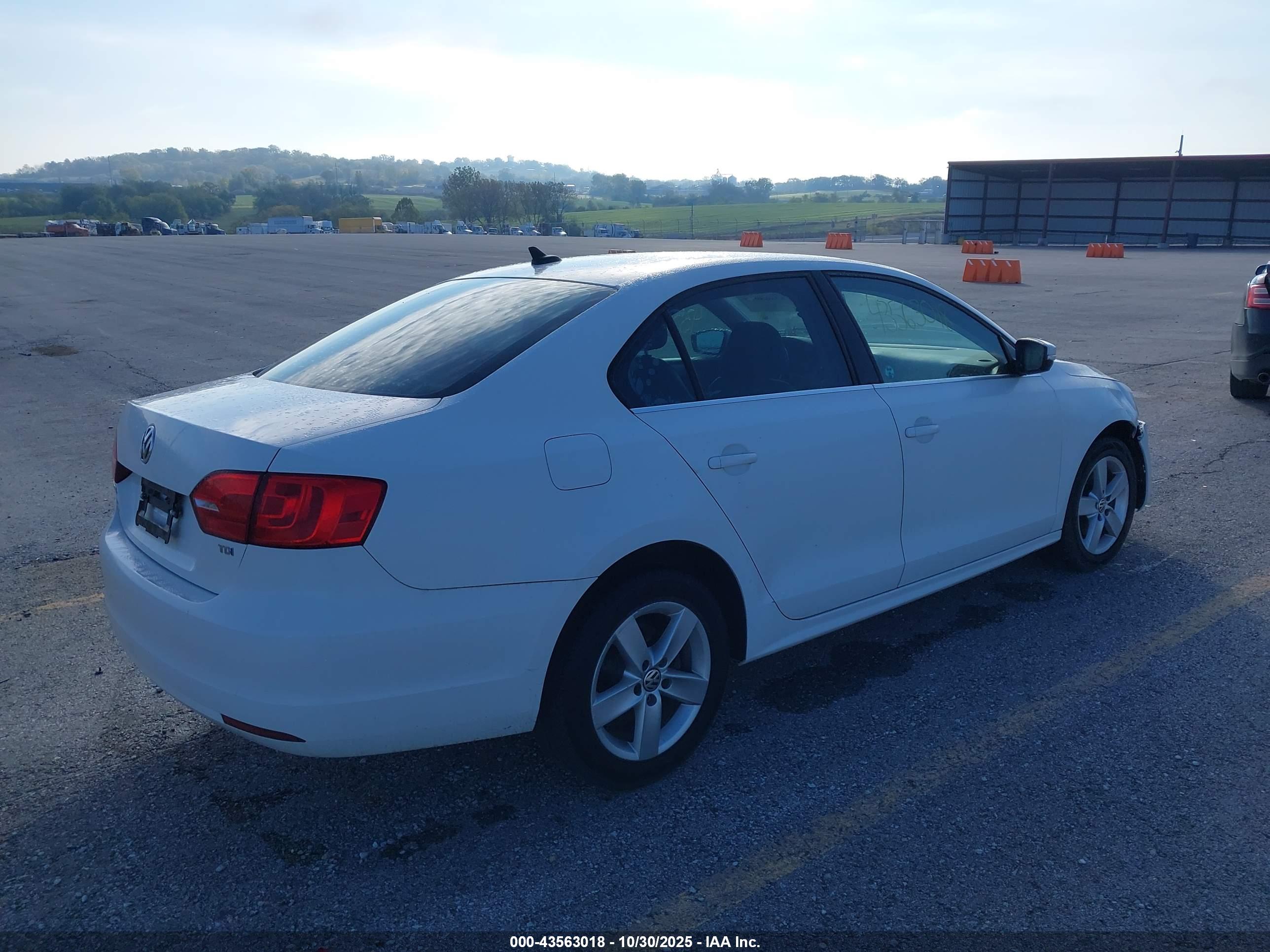 VOLKSWAGEN JETTA image 4