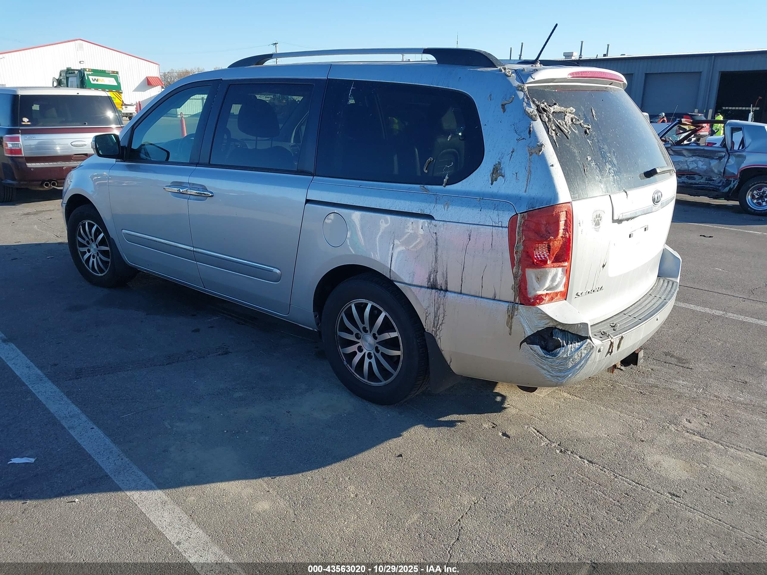 KIA SEDONA image 3