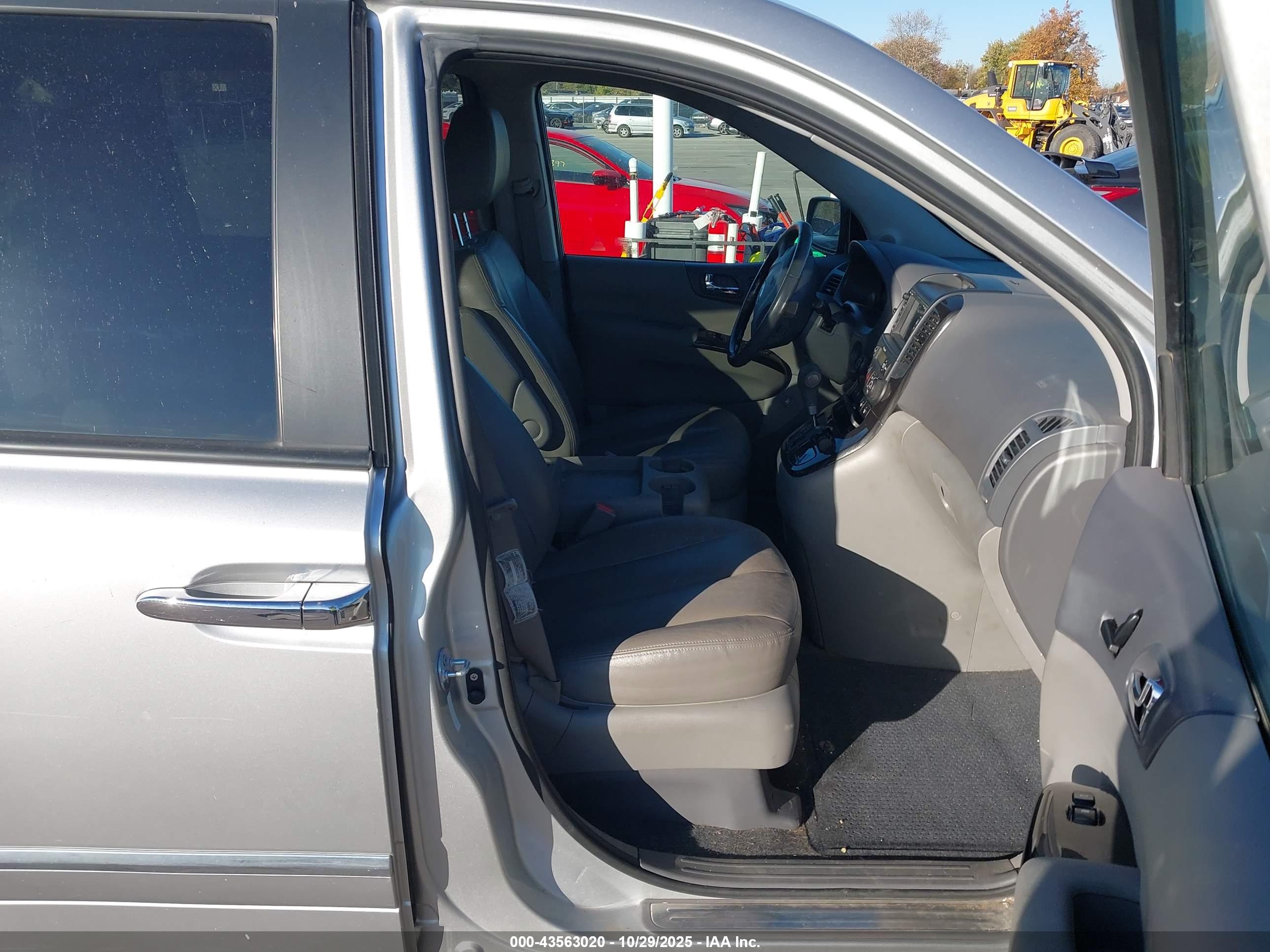 KIA SEDONA image 5