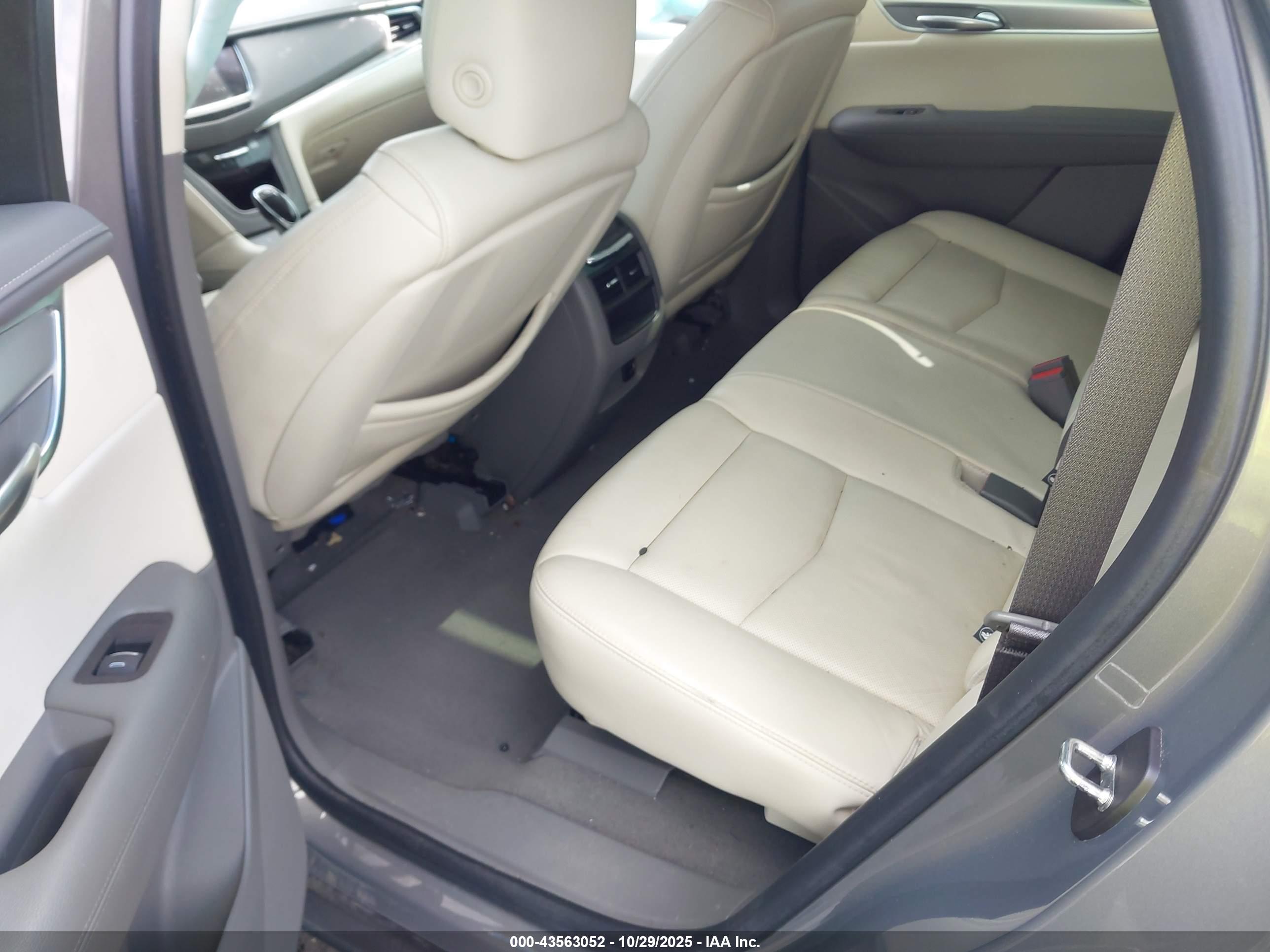 CADILLAC XT5 image 8