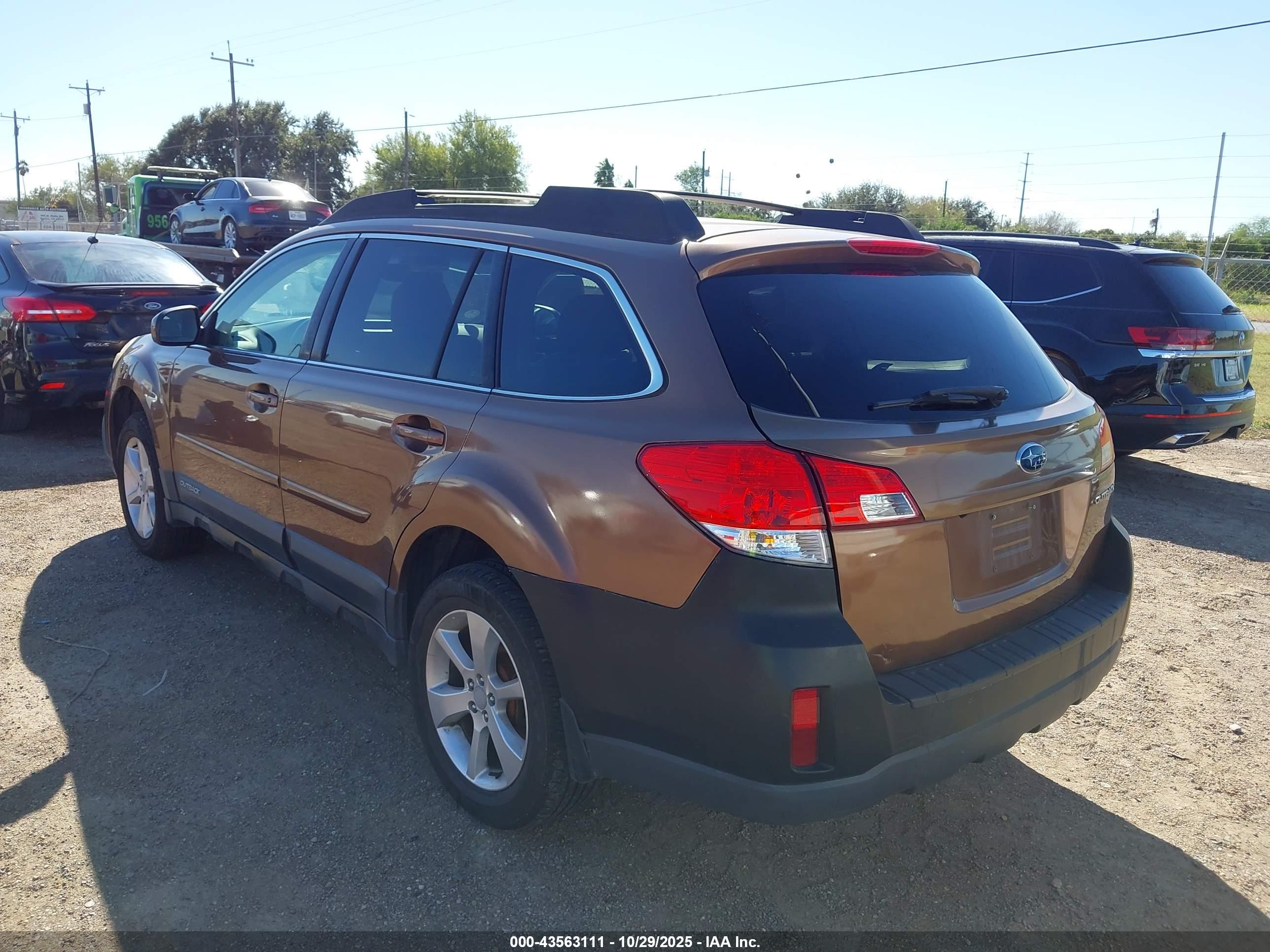 SUBARU OUTBACK image 3