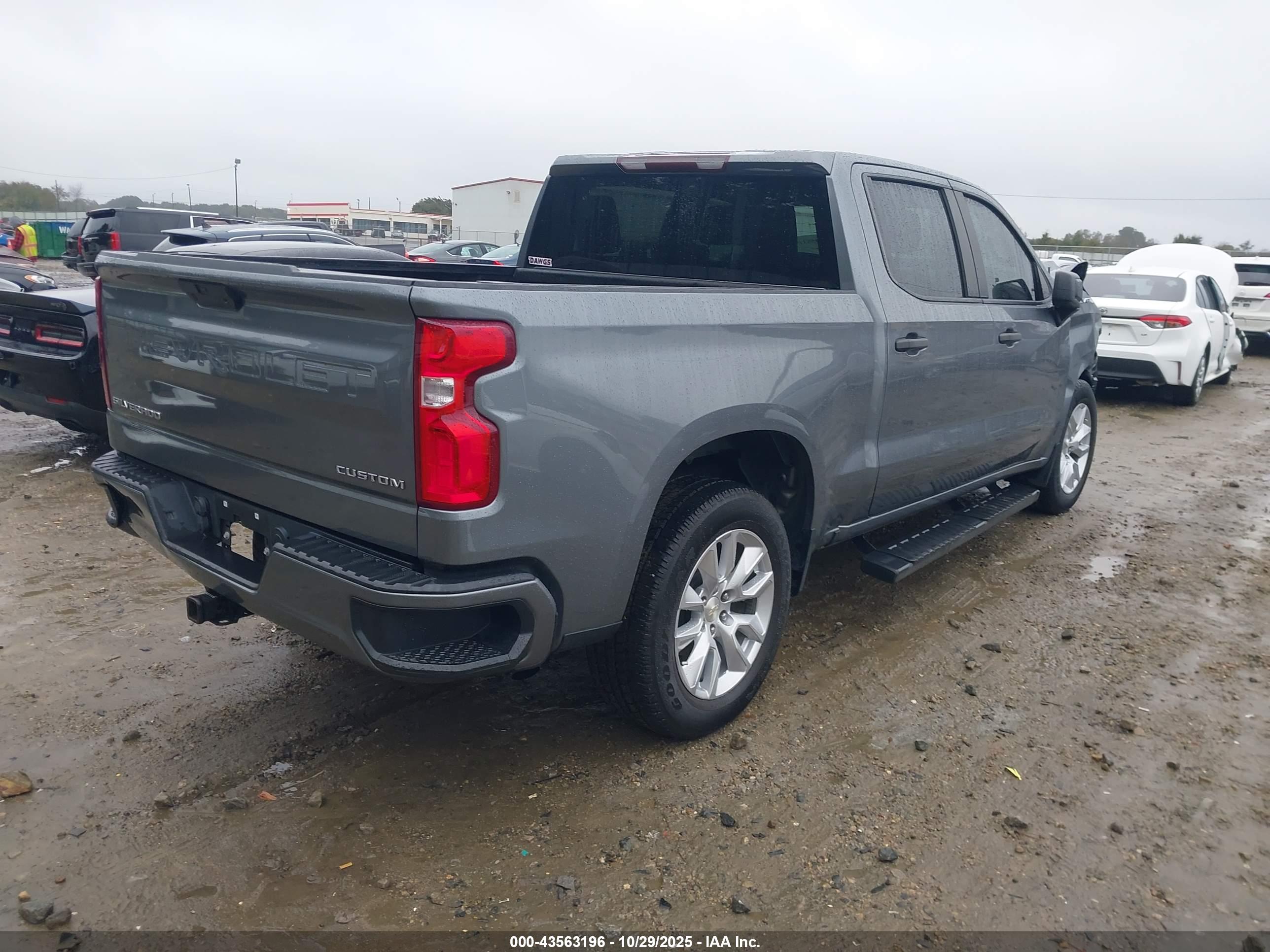 CHEVROLET SILVERADO image 4