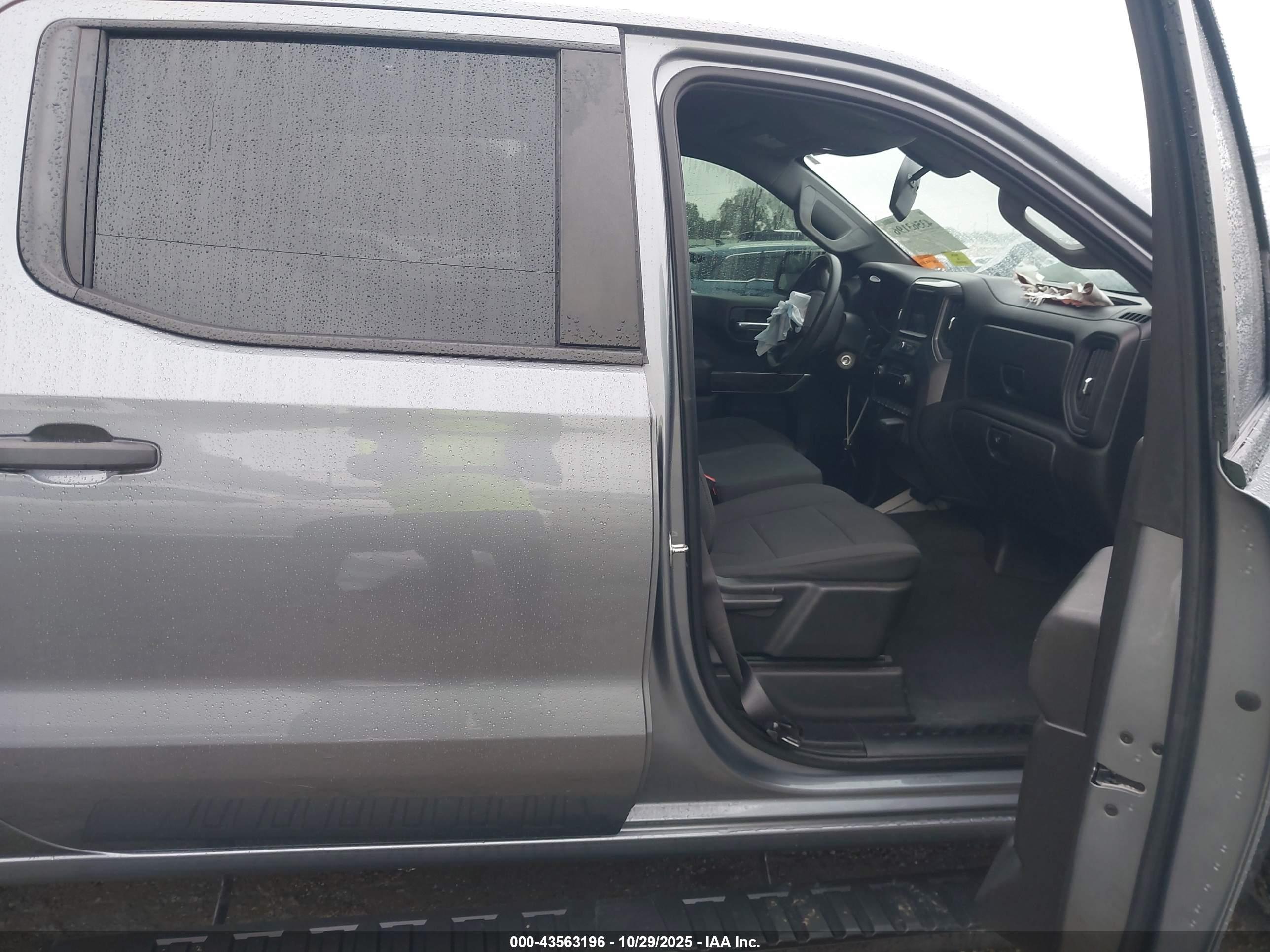 CHEVROLET SILVERADO image 5