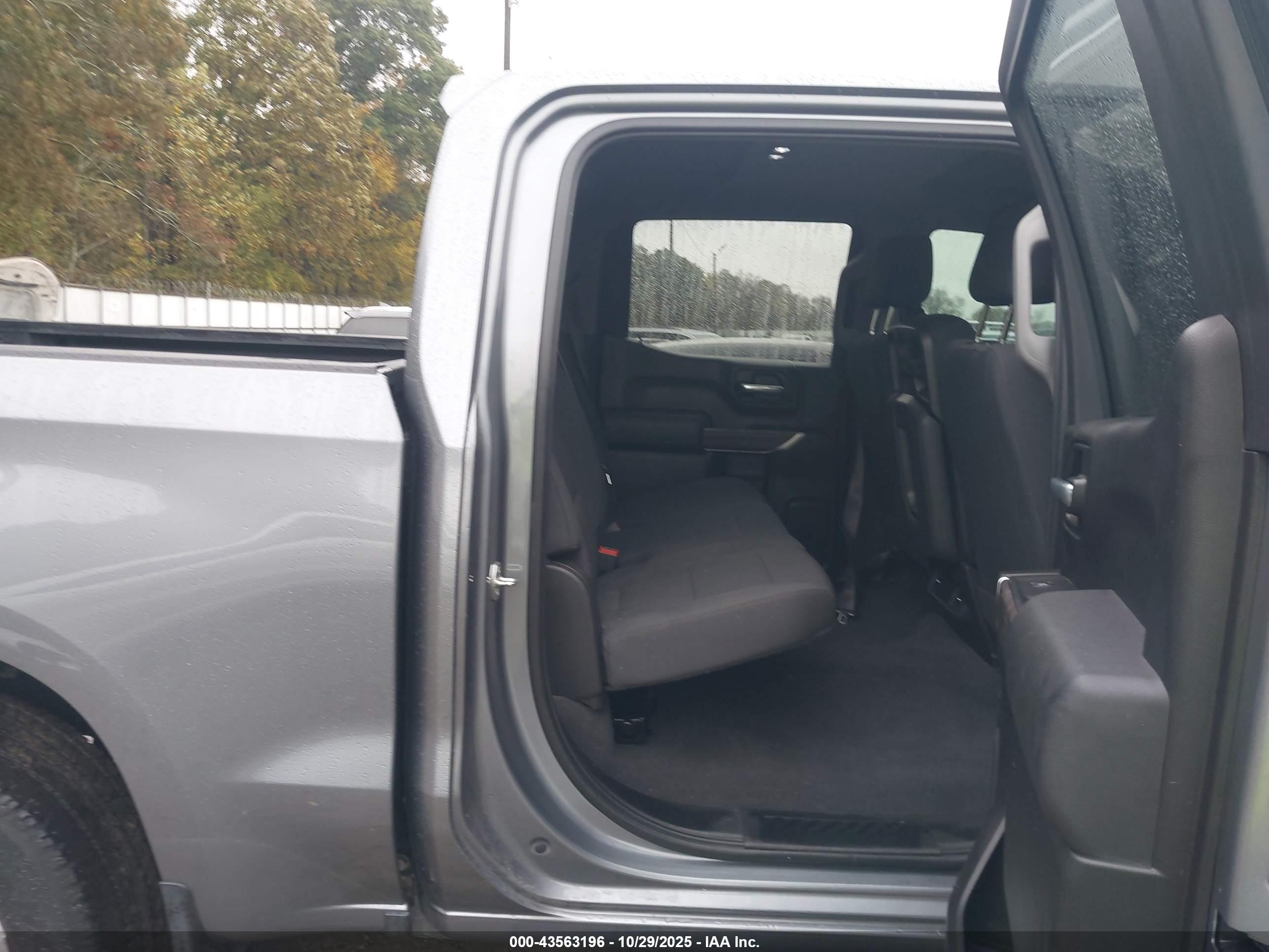 CHEVROLET SILVERADO image 8