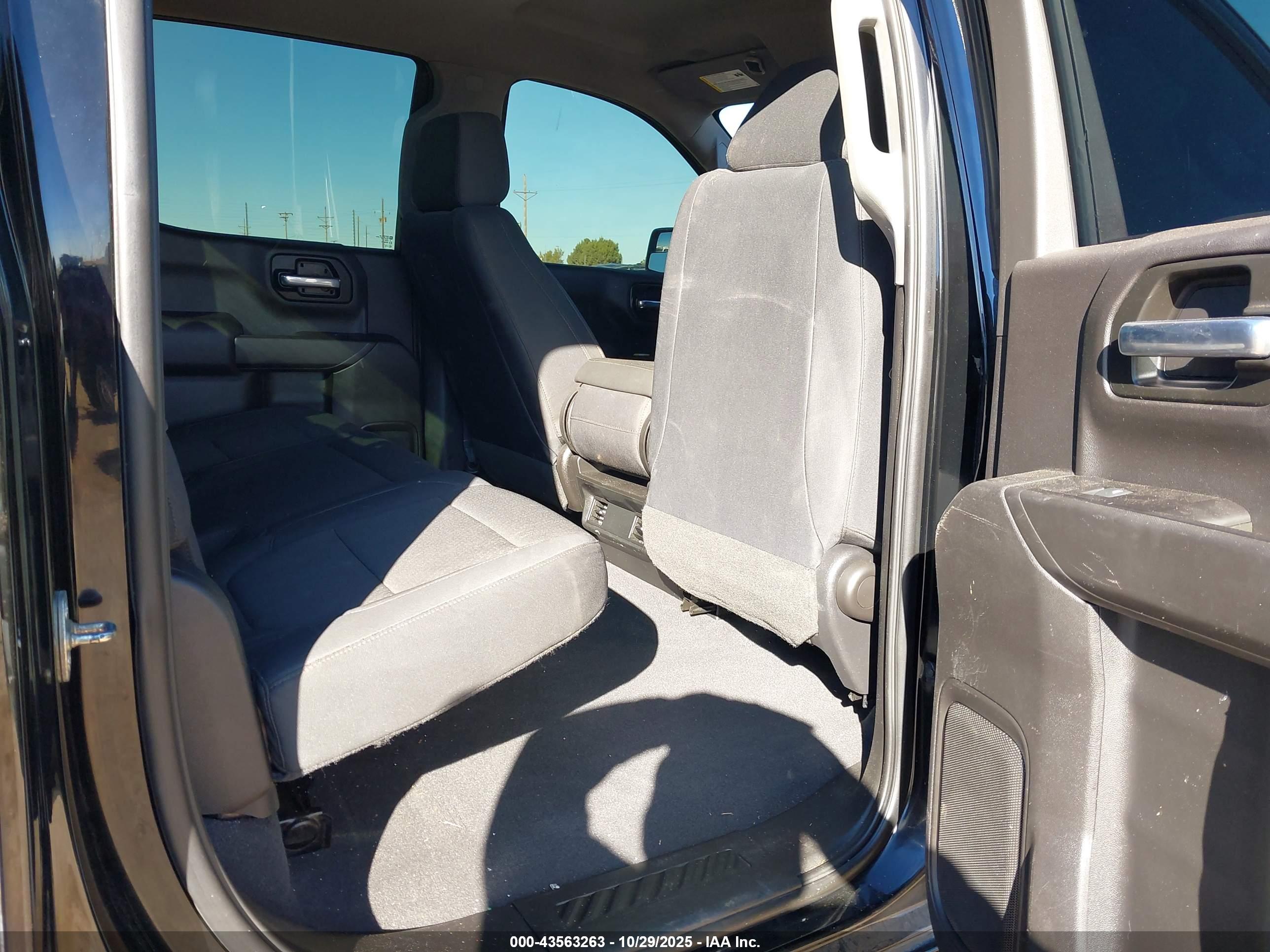 CHEVROLET SILVERADO image 8