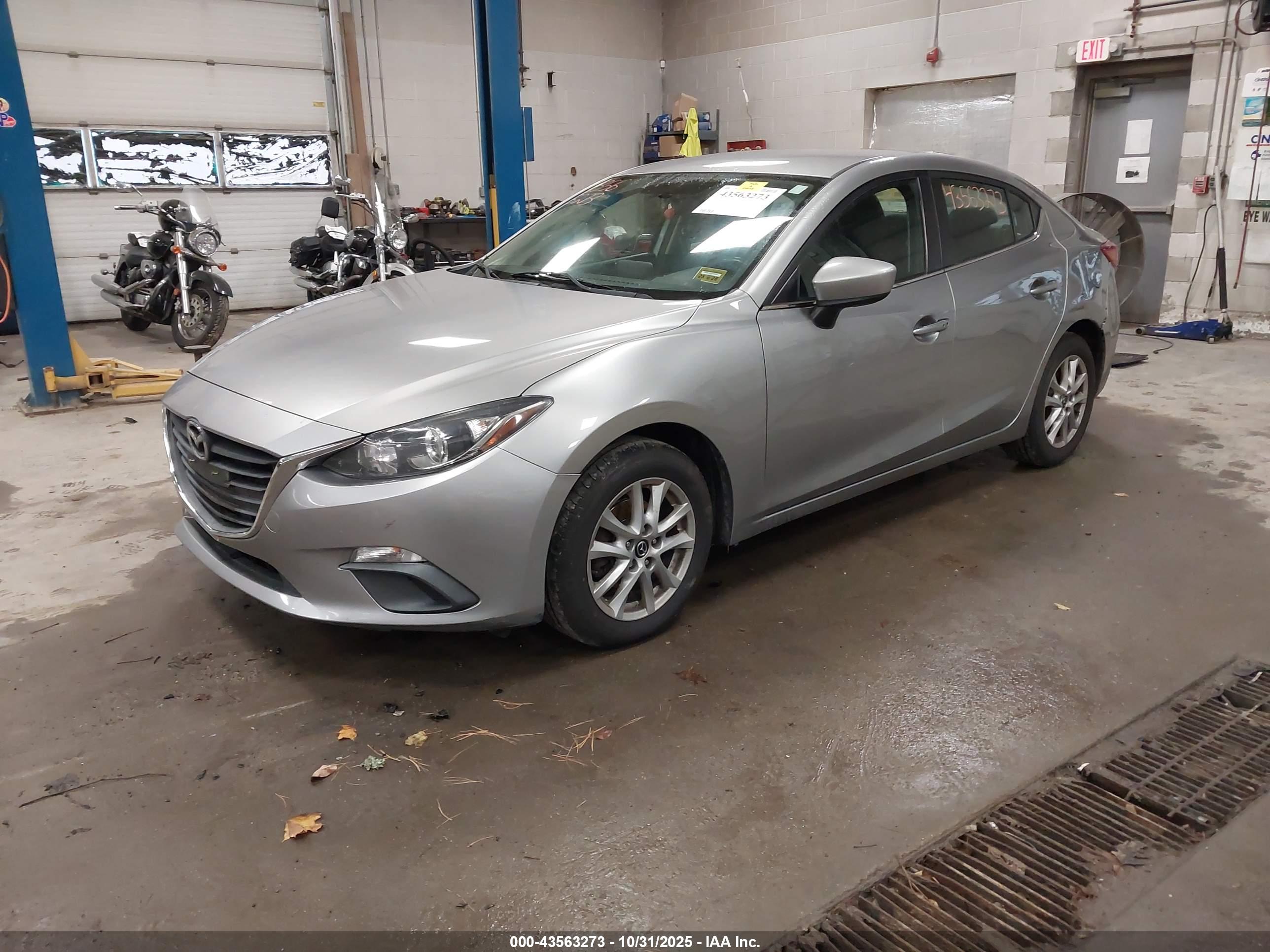 MAZDA MAZDA3 image 2