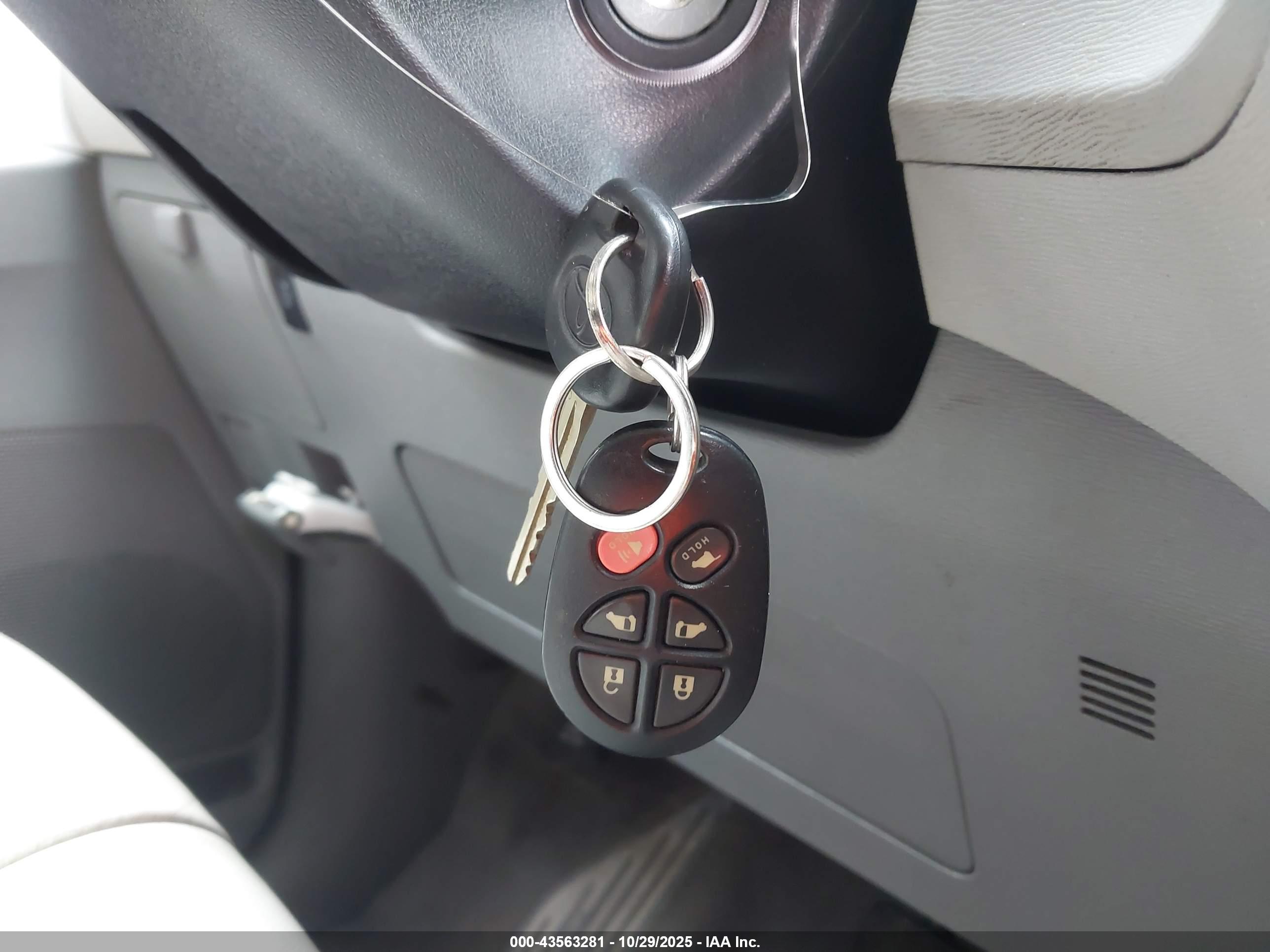 TOYOTA SIENNA image 11