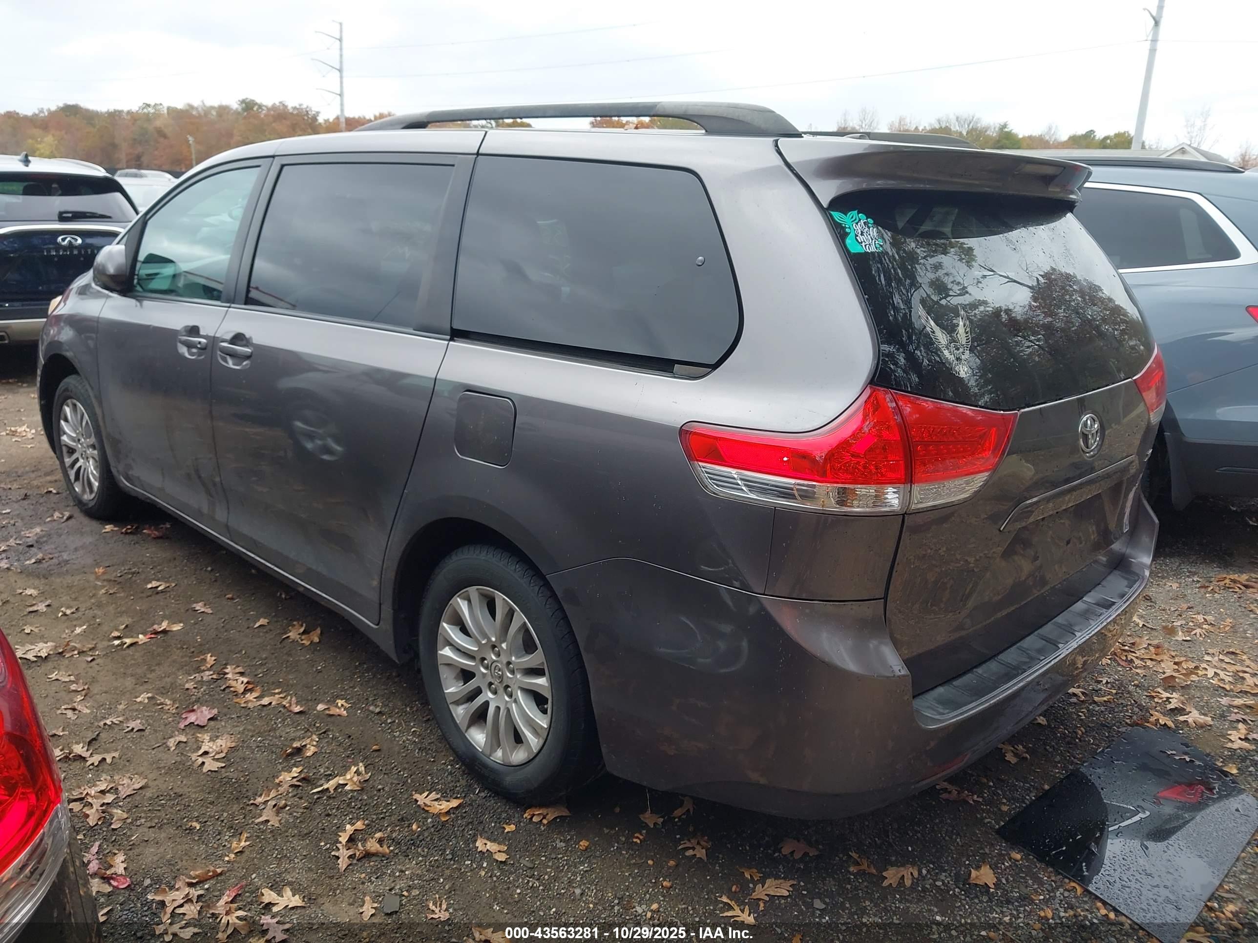 TOYOTA SIENNA image 3