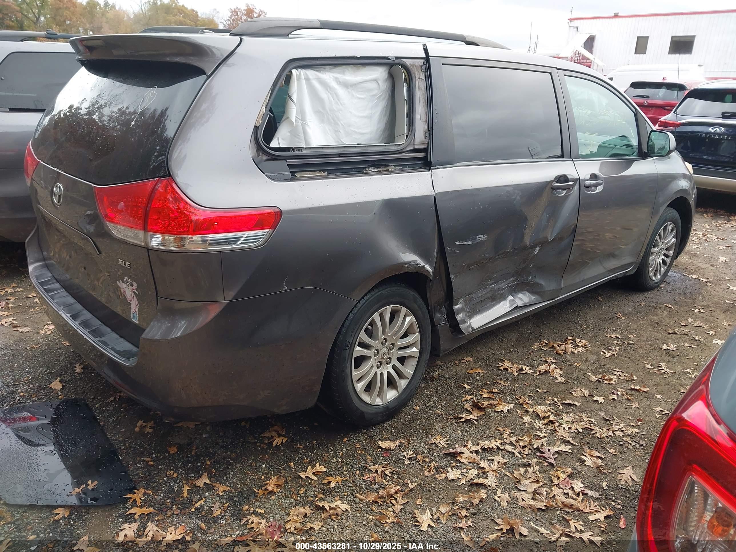 TOYOTA SIENNA image 4