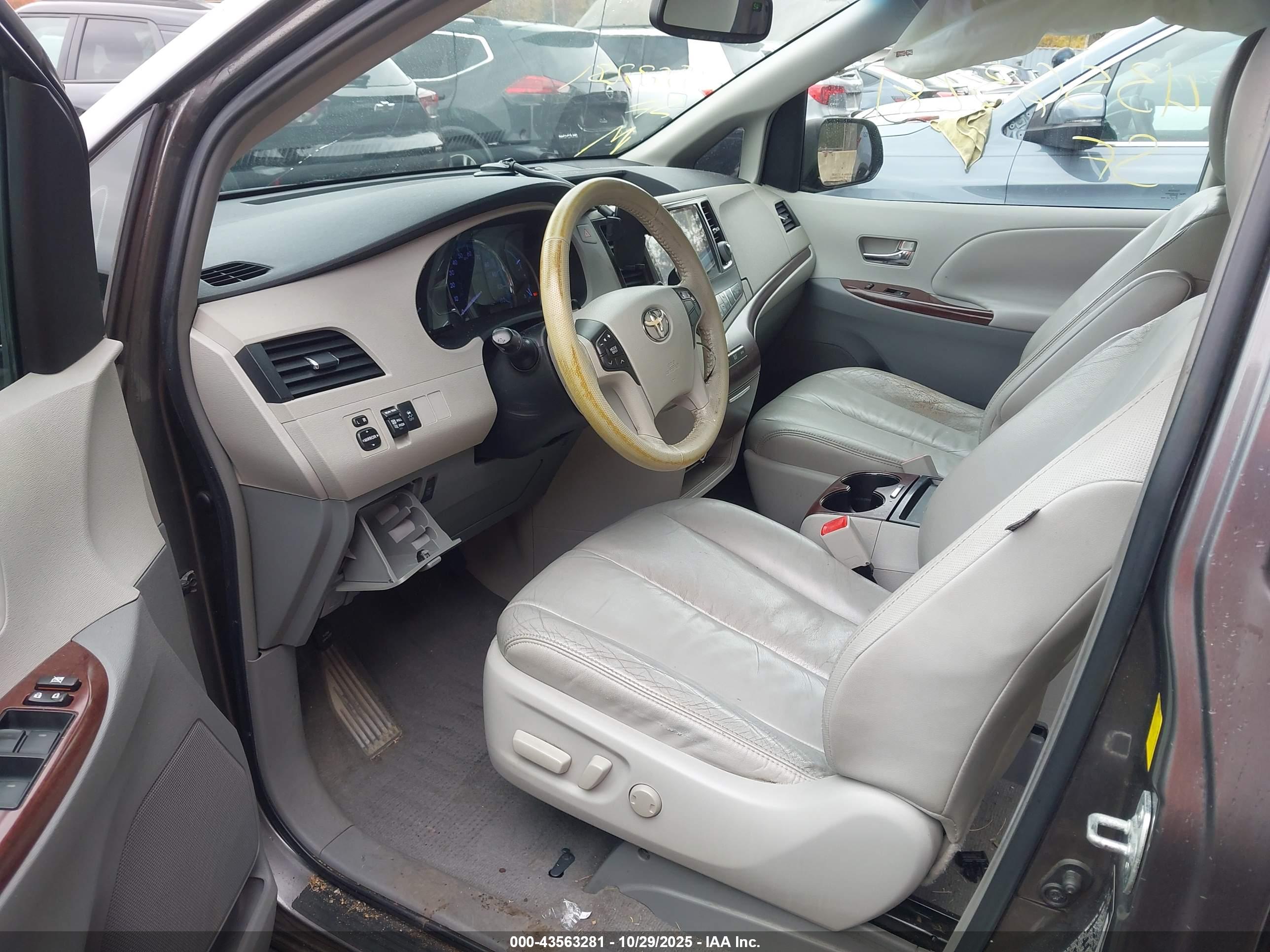 TOYOTA SIENNA image 5