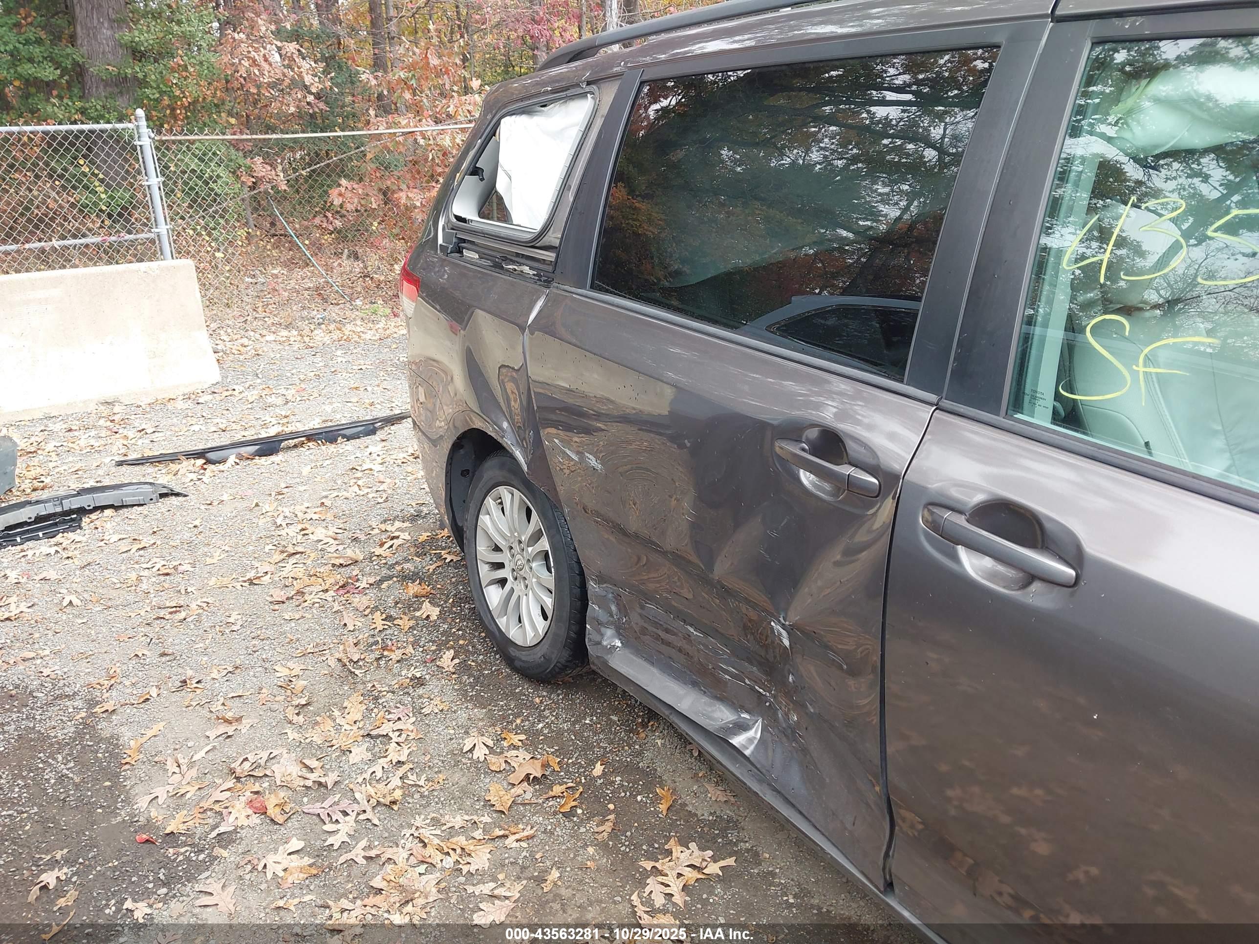 TOYOTA SIENNA image 6