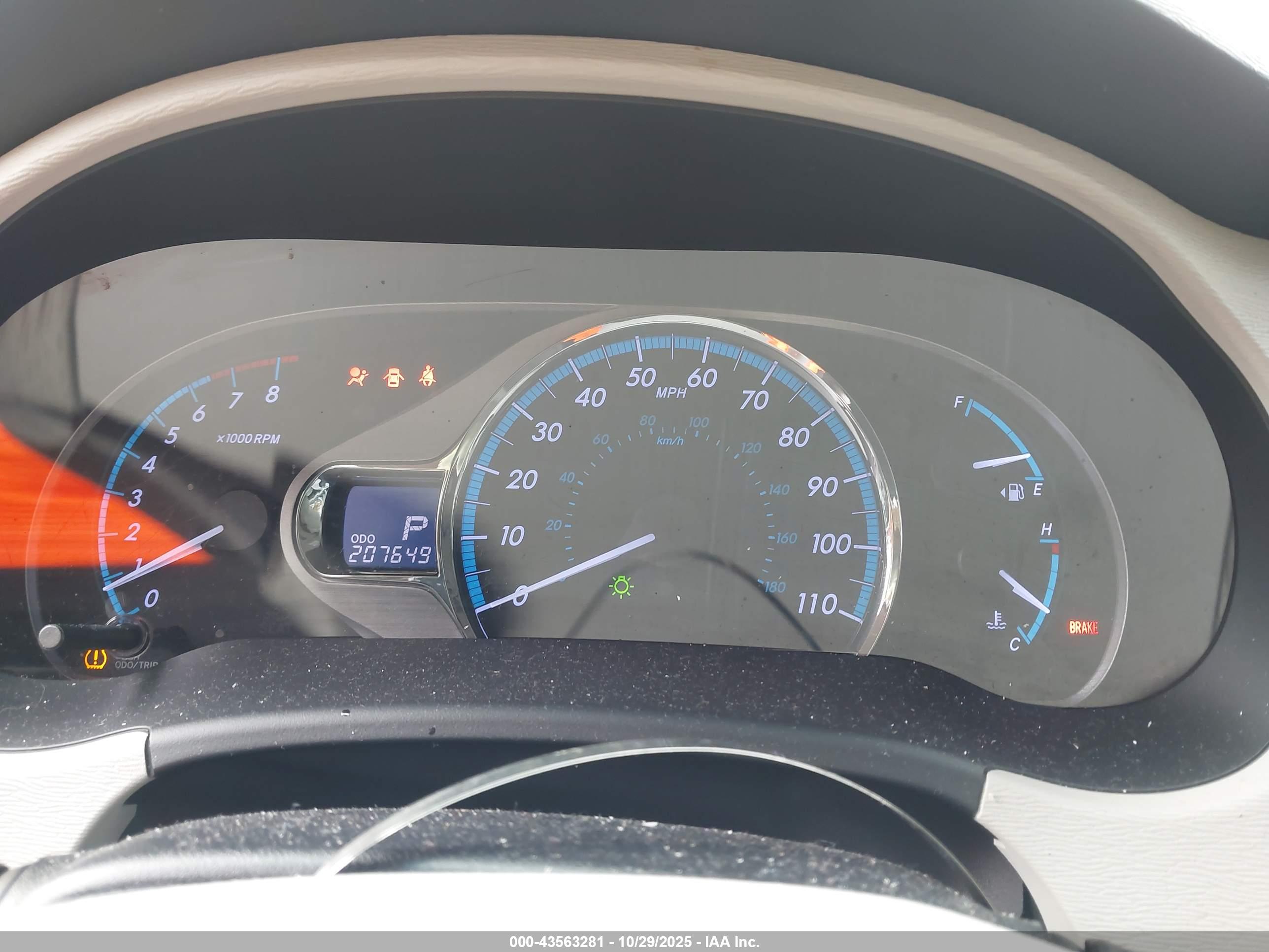 TOYOTA SIENNA image 7